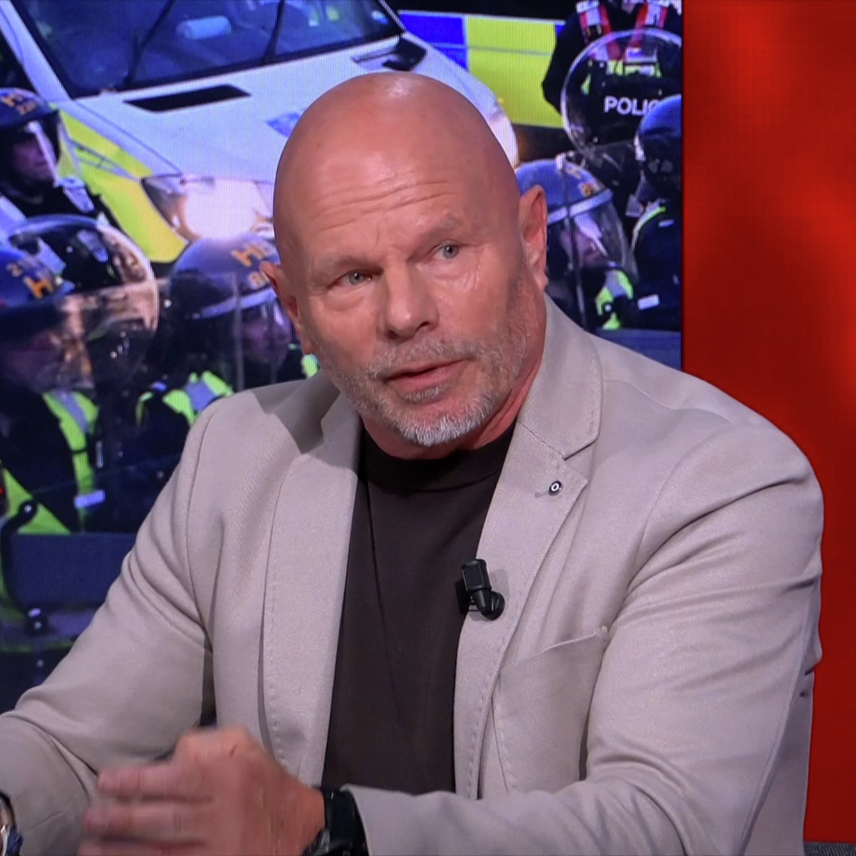 'Demonstranten worden binnenkort besmeurd met smurfenverf' episode artwork