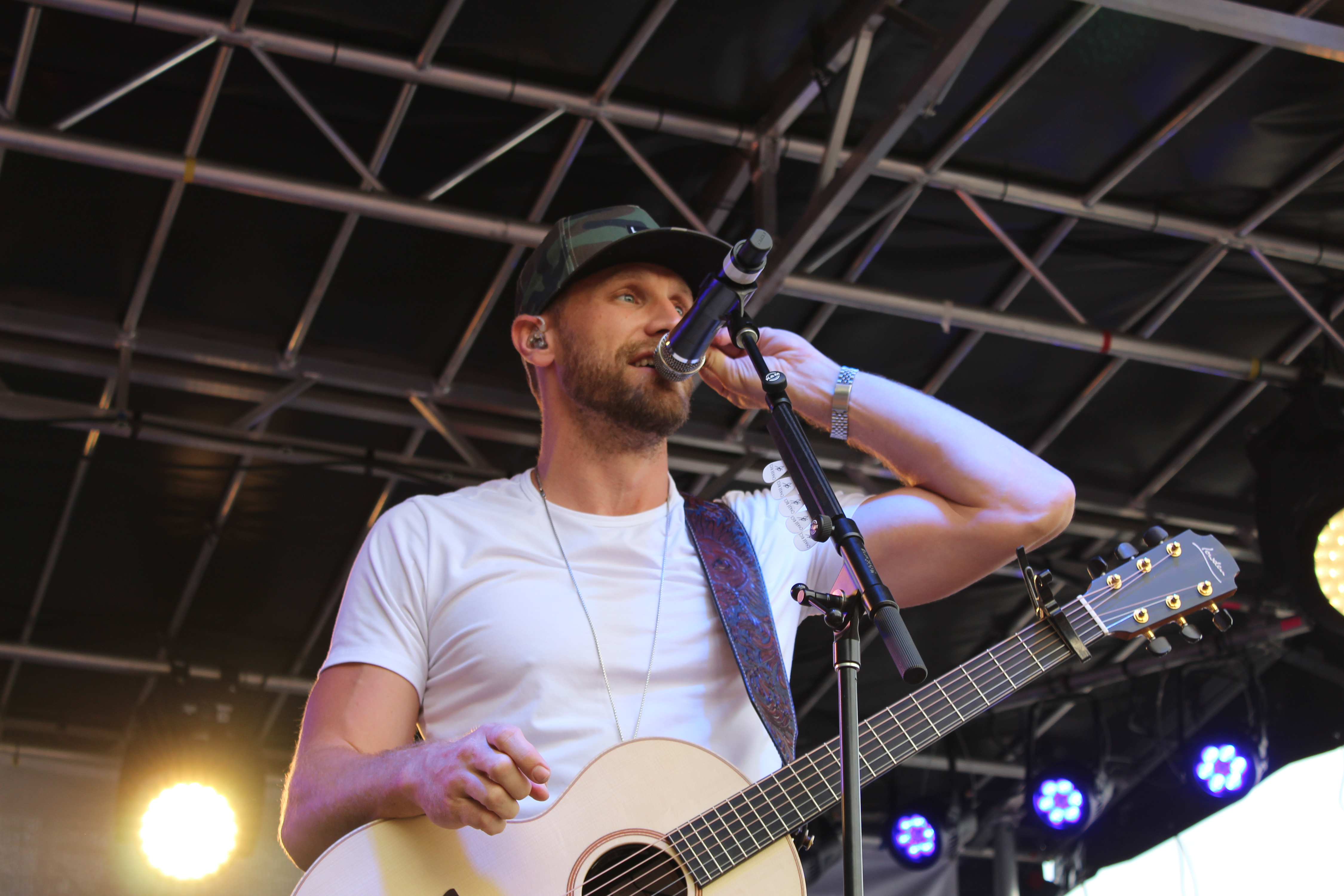 Chase Rice talks to Jonathan And Ayla