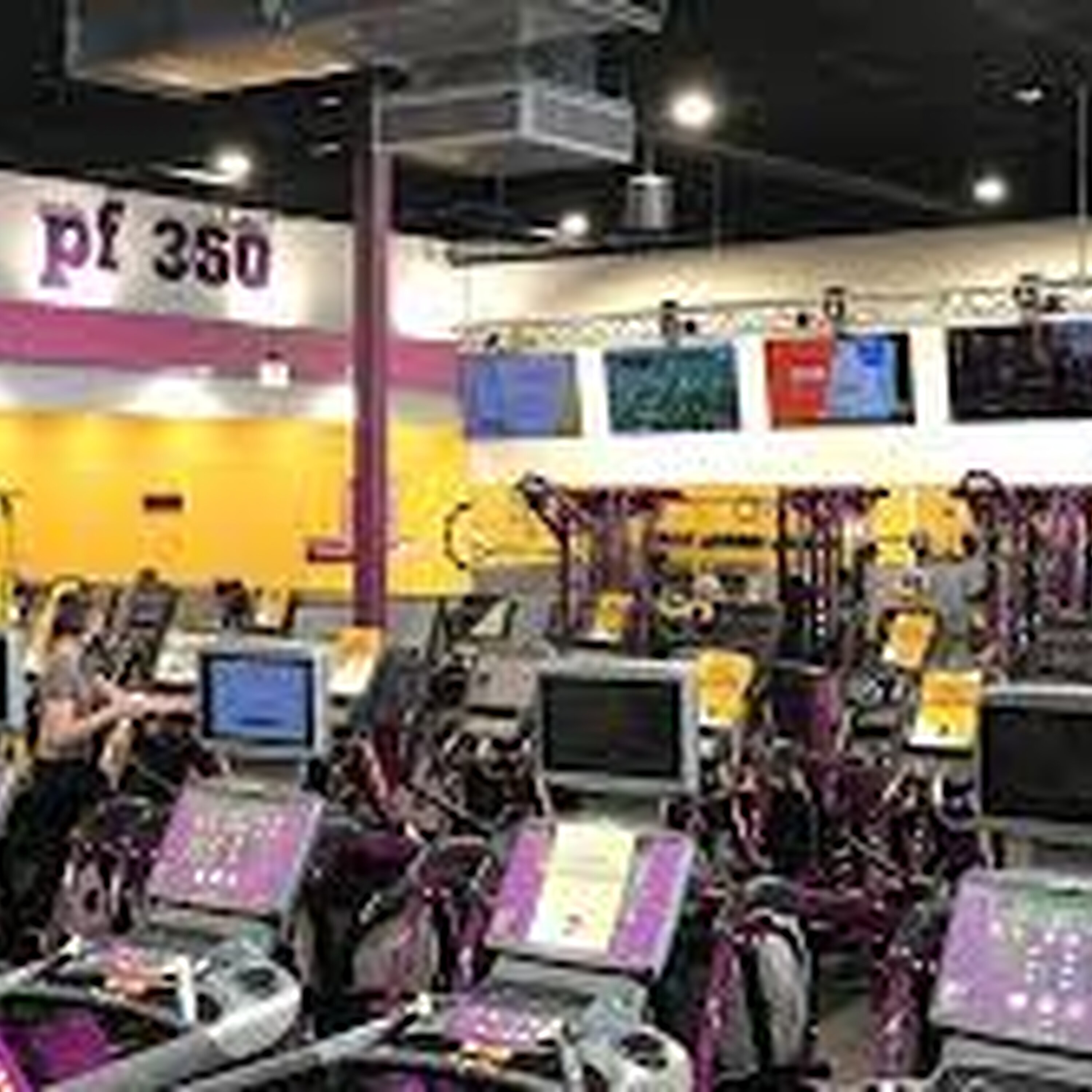 Gym Cancels Woman’s Membership After She Complains About Man in Locker Room