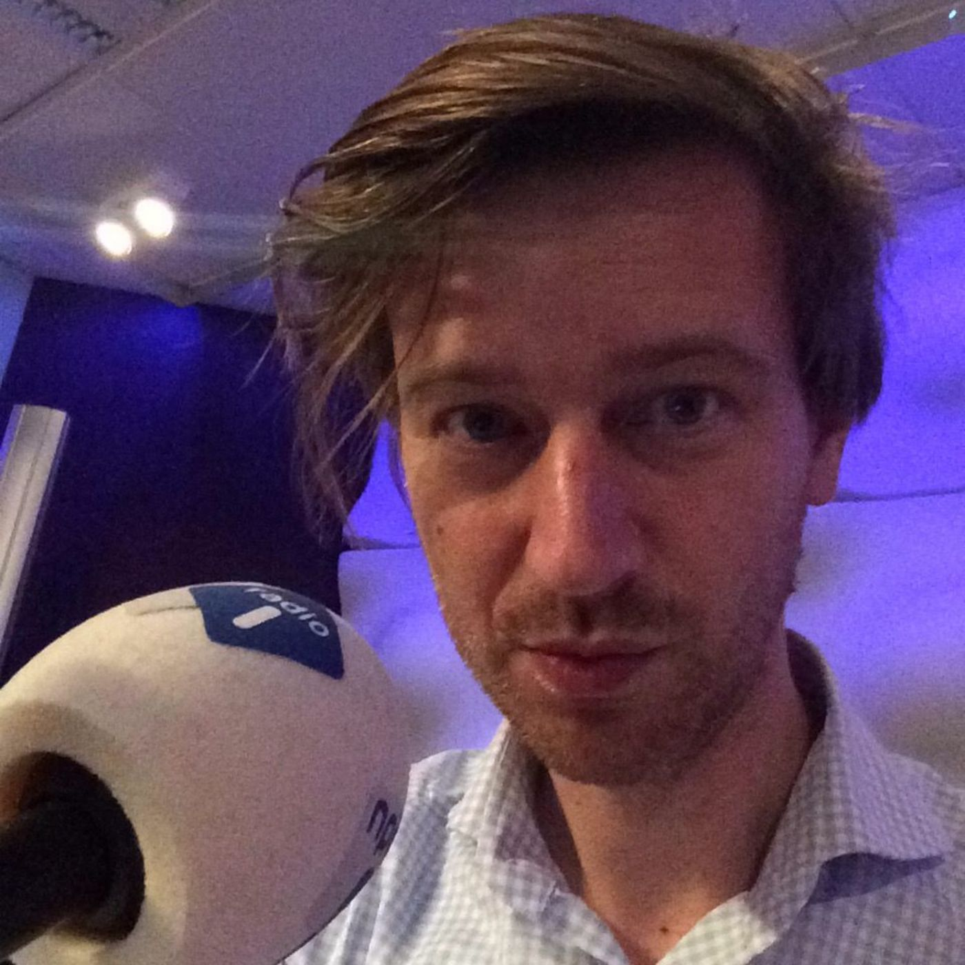 Martijn praat Engels, ik presenteer 's nachts, en ik maakte een liedje ivm de volgende... episode artwork