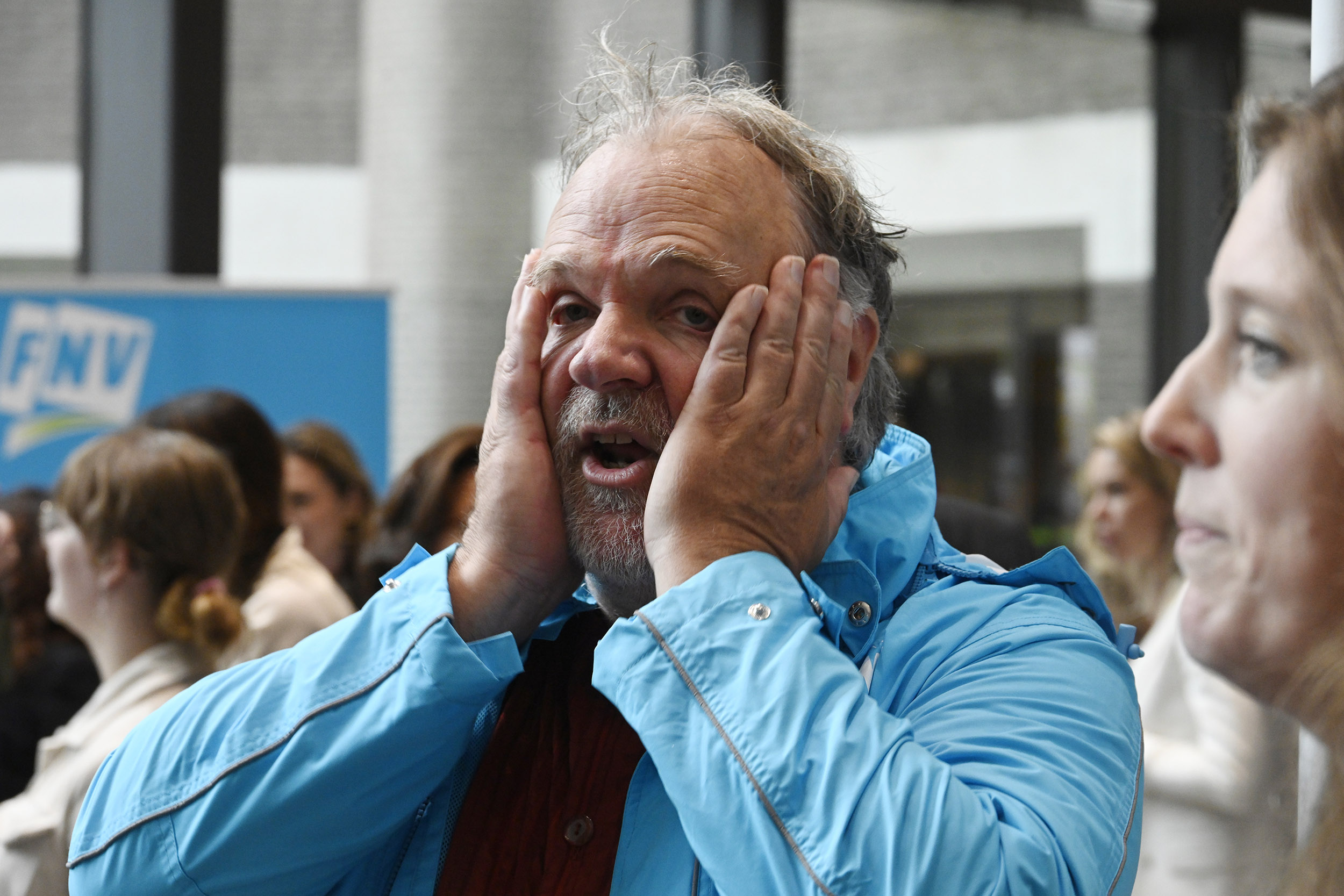 Hans Spekman veegt vloer aan met Victor Vlam