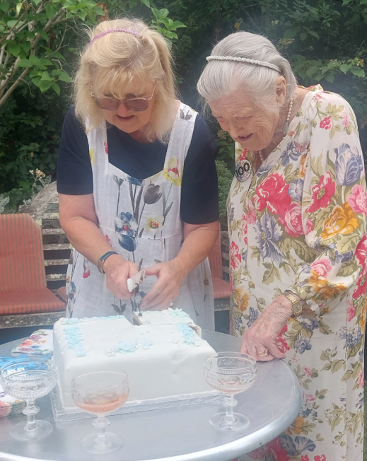Pink Champagne, tea & cake - Cynthia turns 100 in style