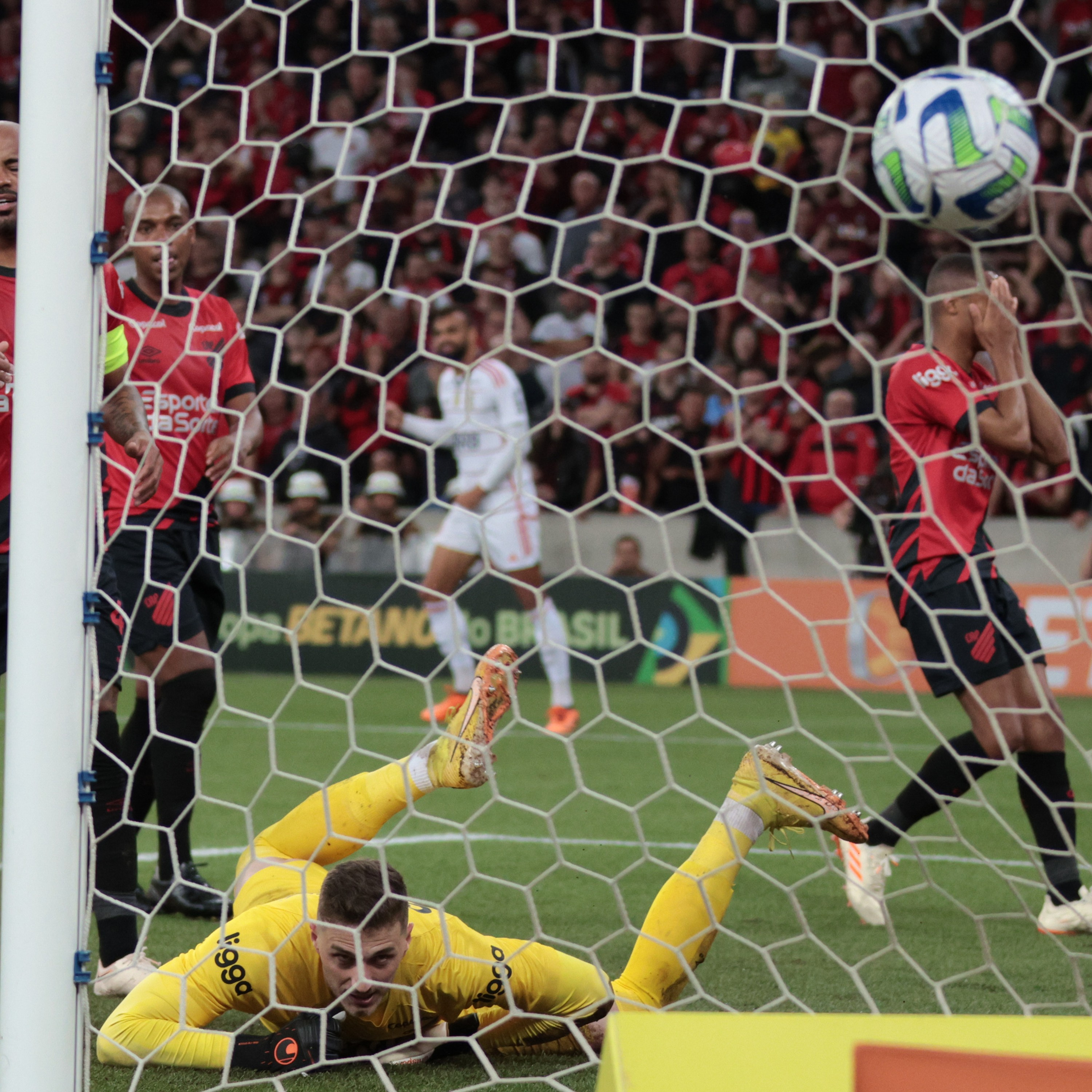 GE FLAMENGO #350 - Time vence hostilidade em mais um dia com gol de Gabigol na Baixada