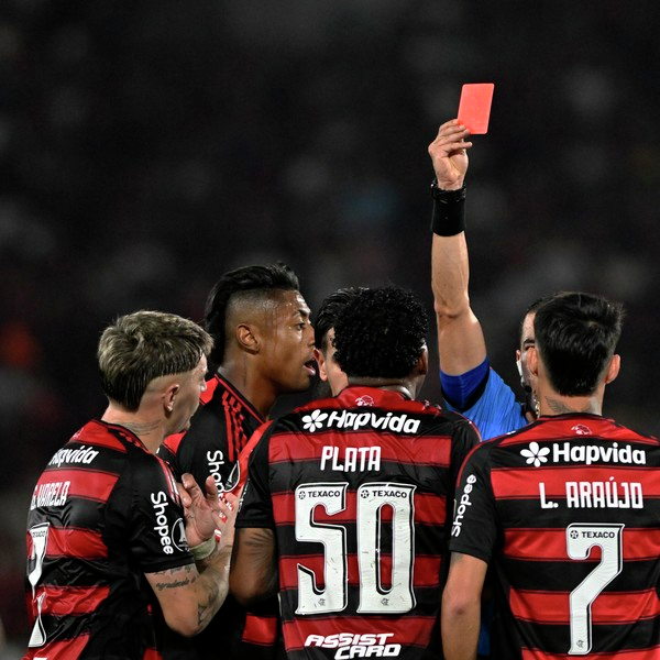 GE Flamengo #530: Arbitragem rouba a cena em noite em que poderia ser de goleada