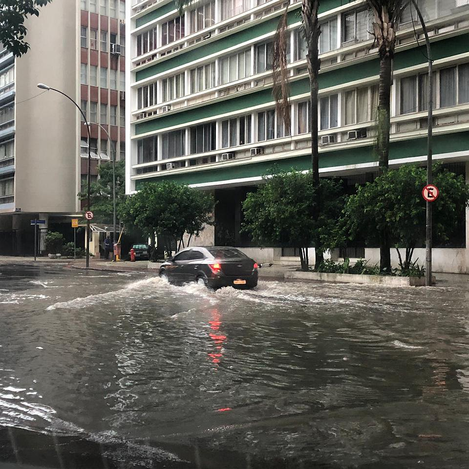 'Chovendo' ou 'chuvendo'?