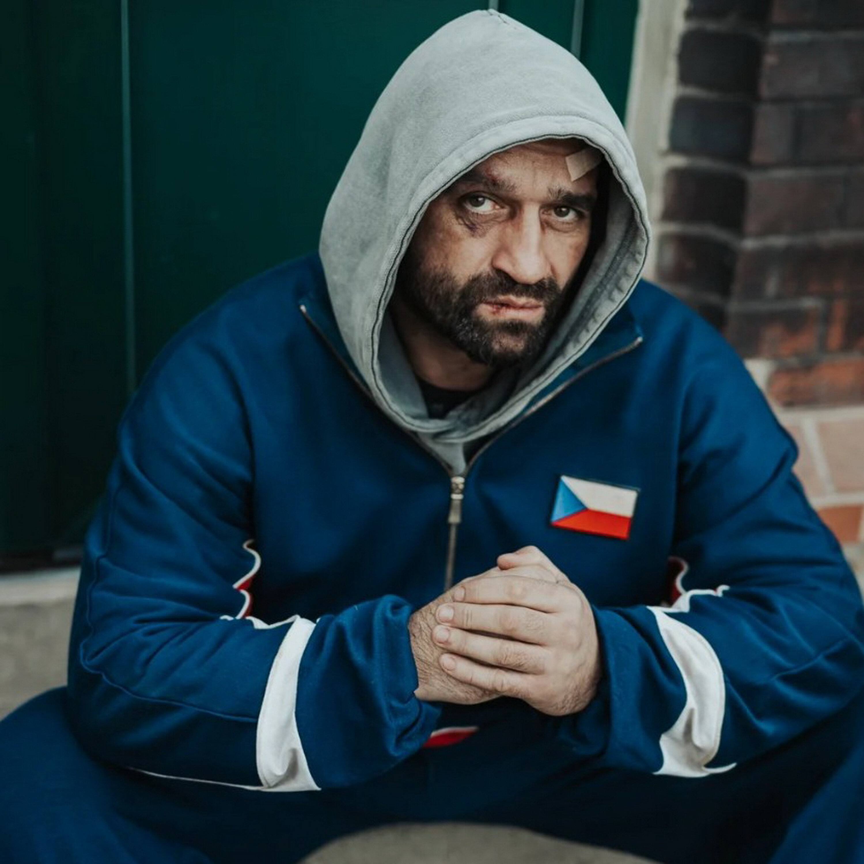 Bojovník chce vyhrať v klietke, no zápasí hlavne s klišé