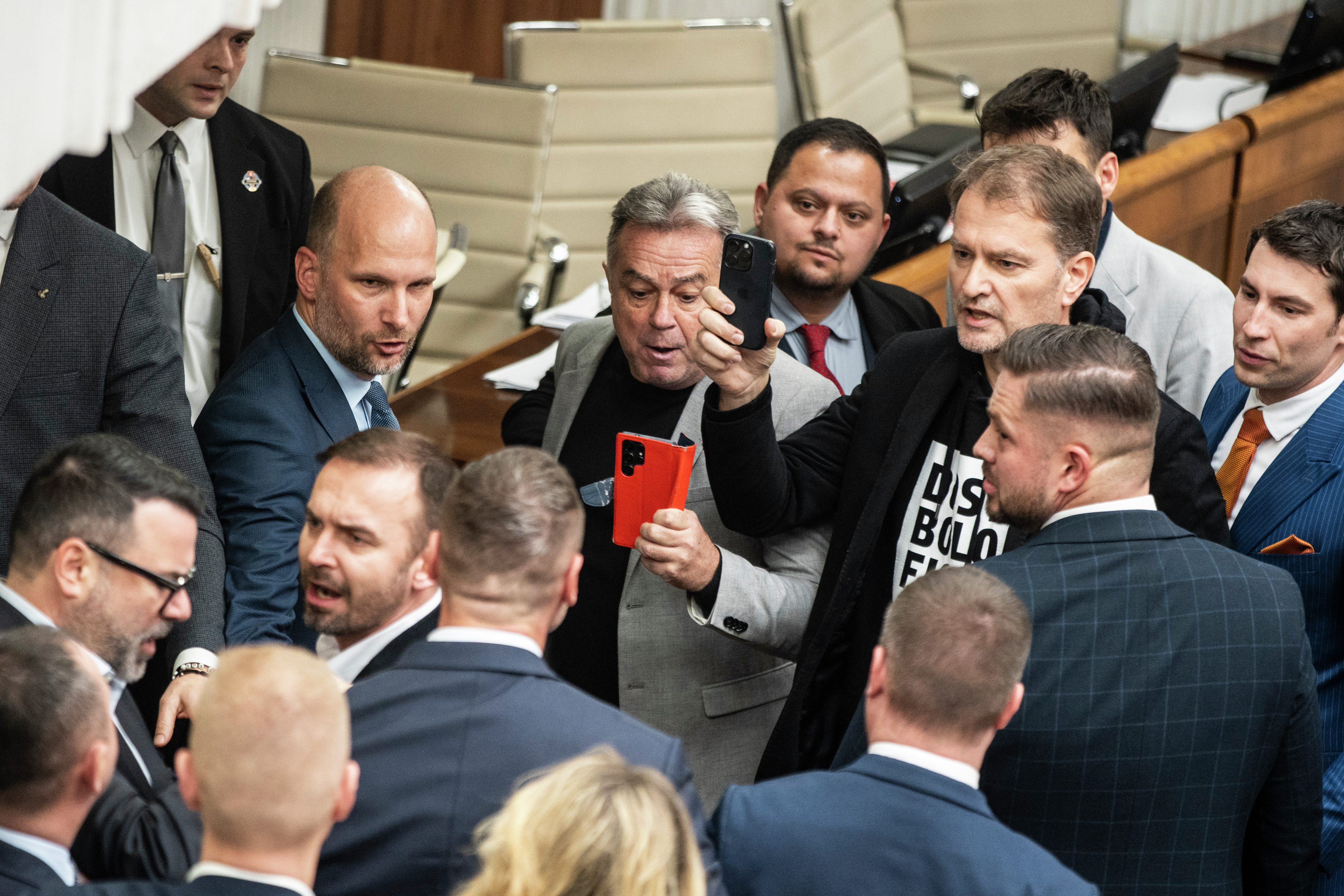 Výber Beaty Balogovej: Deň, keď sa v parlamente otvorili brány pekla a vyrojili sa bitkári