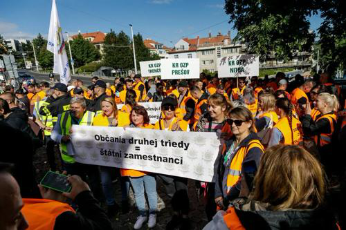Ranný brífing: Konsolidácia sa valí parlamentom, protestujú proti nej aj policajti. Gaza horí