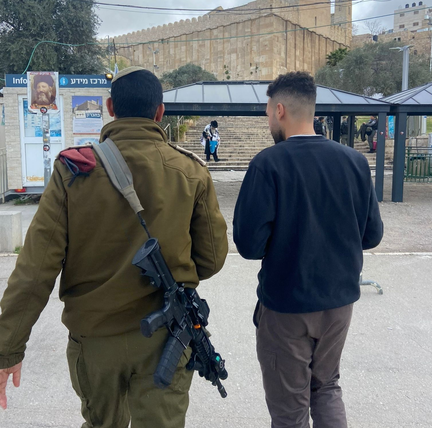 כיממה לפני: כתבנו עם מח"ט חברון היכן שבוצע הפיגוע