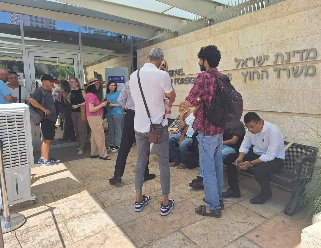 מדוע משרד החוץ מאפשר ל"מאעכרים" להשתלט על התורים לקבלת אימות אפוסטיל?