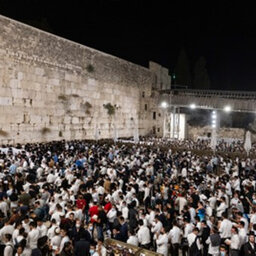 ברקע אירועי הסליחות בירושלים: בעלי דעות הפוכות יושבים - ומבקשים סליחה