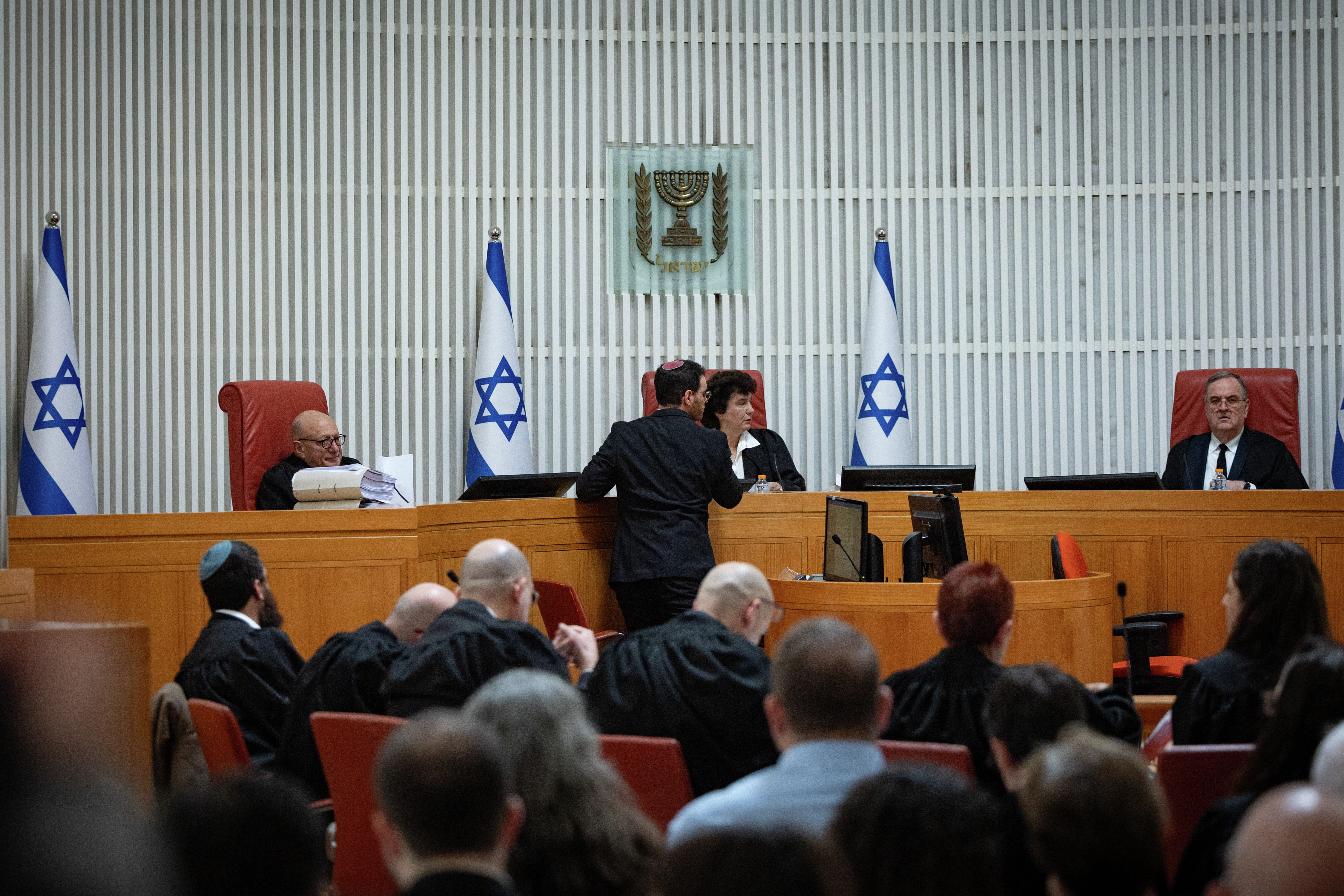 בג"ץ מקיים פיילוט בו לא מתקיימים דיונים פרונטליים episode artwork