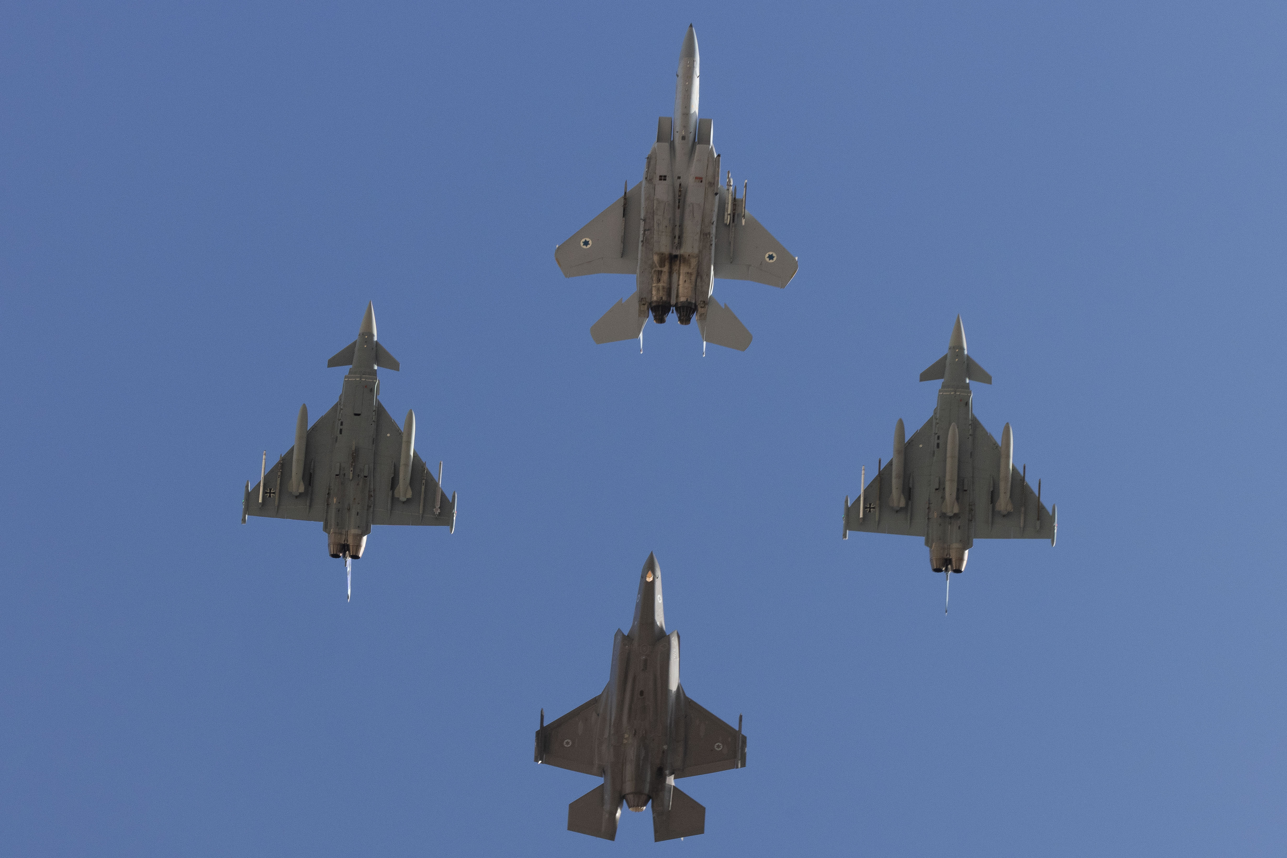 האיש מאחורי 2-3 שגר