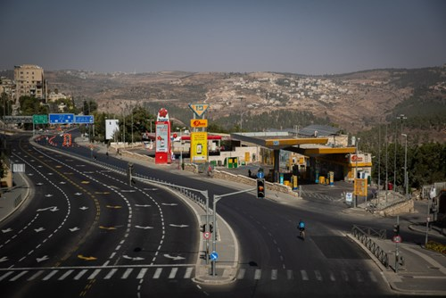 על אף שחיה בארה"ב: נדרשה לשלם קנס כספי על הפרת בידוד