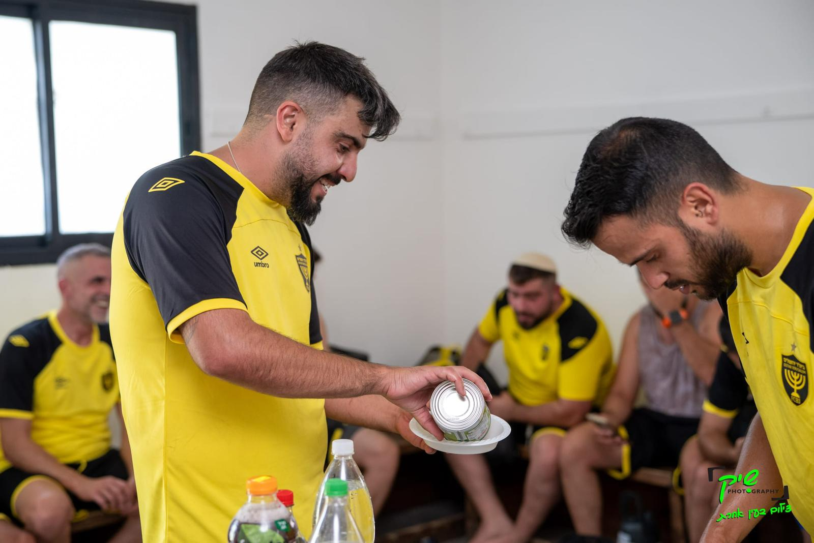 "לצידי ילכו גיבורים שנפצעו בקרב - ושחקנים שיתנו הכל על הדשא"