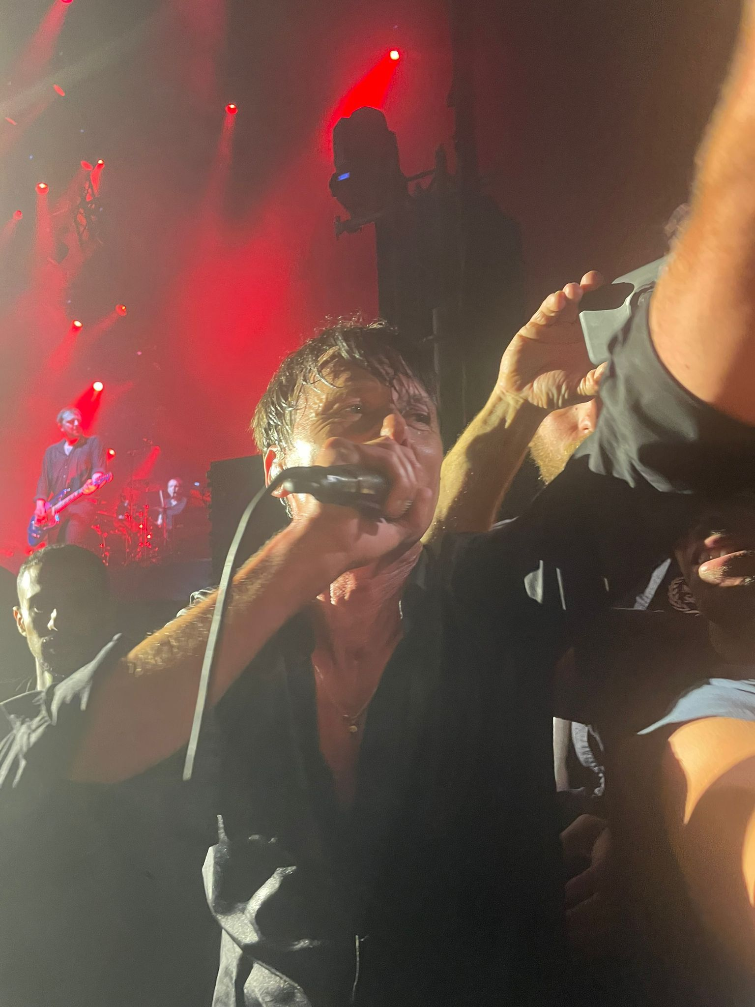 מול היכל חצי ריק: להקת סוויד הופיעה בתל אביב