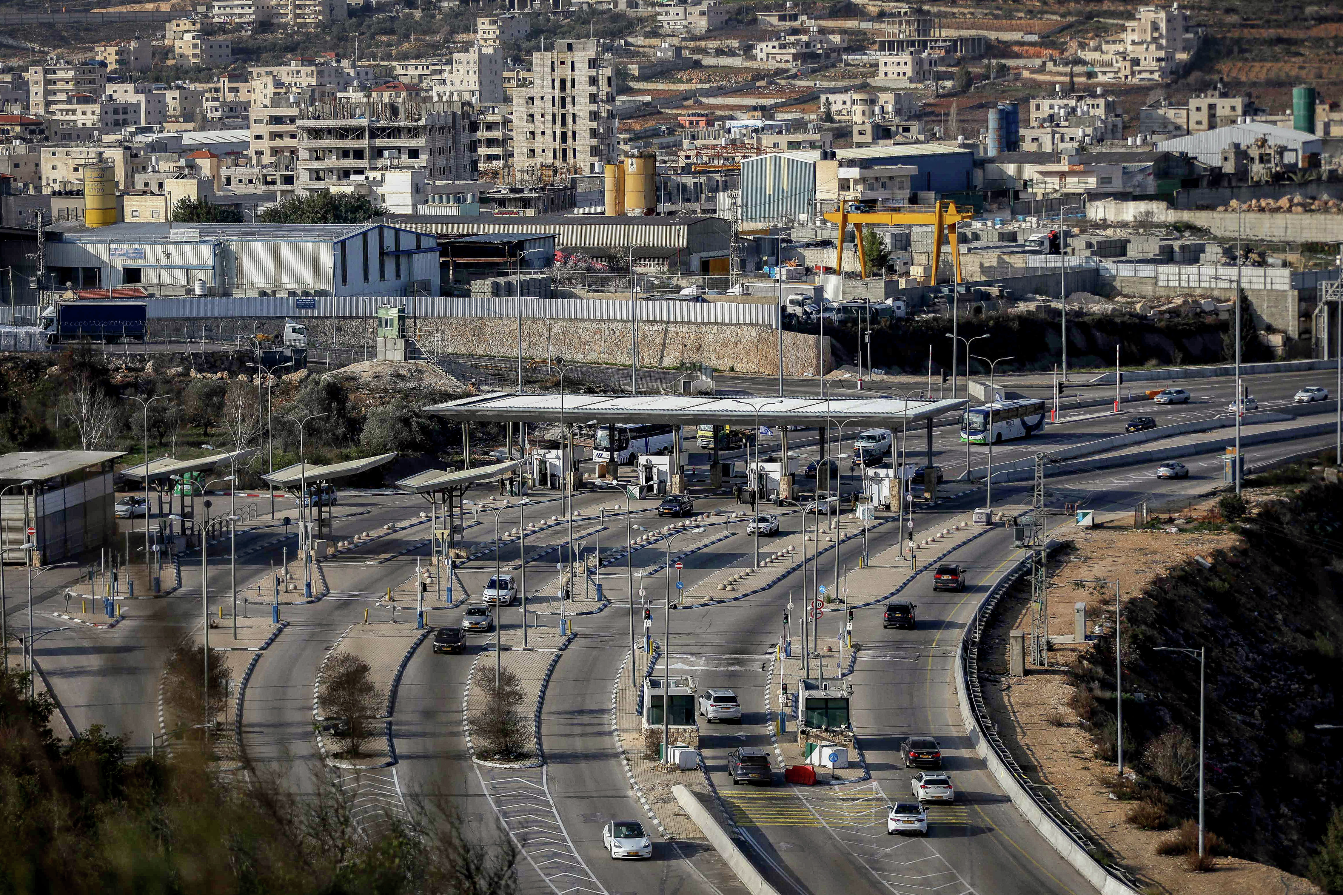 עומסים ופקקים בגלל ויכוח בין משרדי ממשלה: כביש חדש ייפתח באזור בנימין - כשחסר כוח אדם במחסום