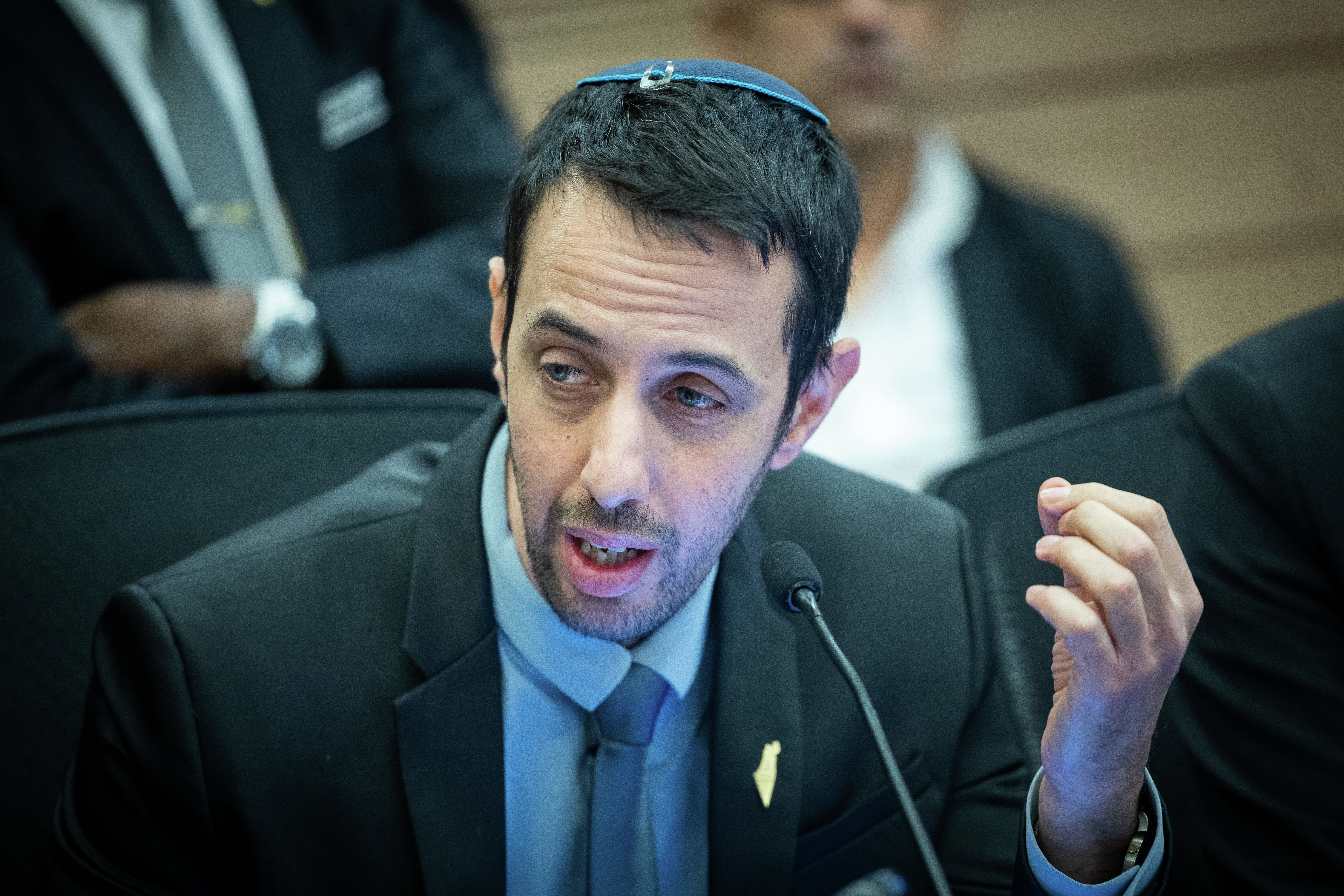 "רונן בר נאחז בקרנות המזבח"