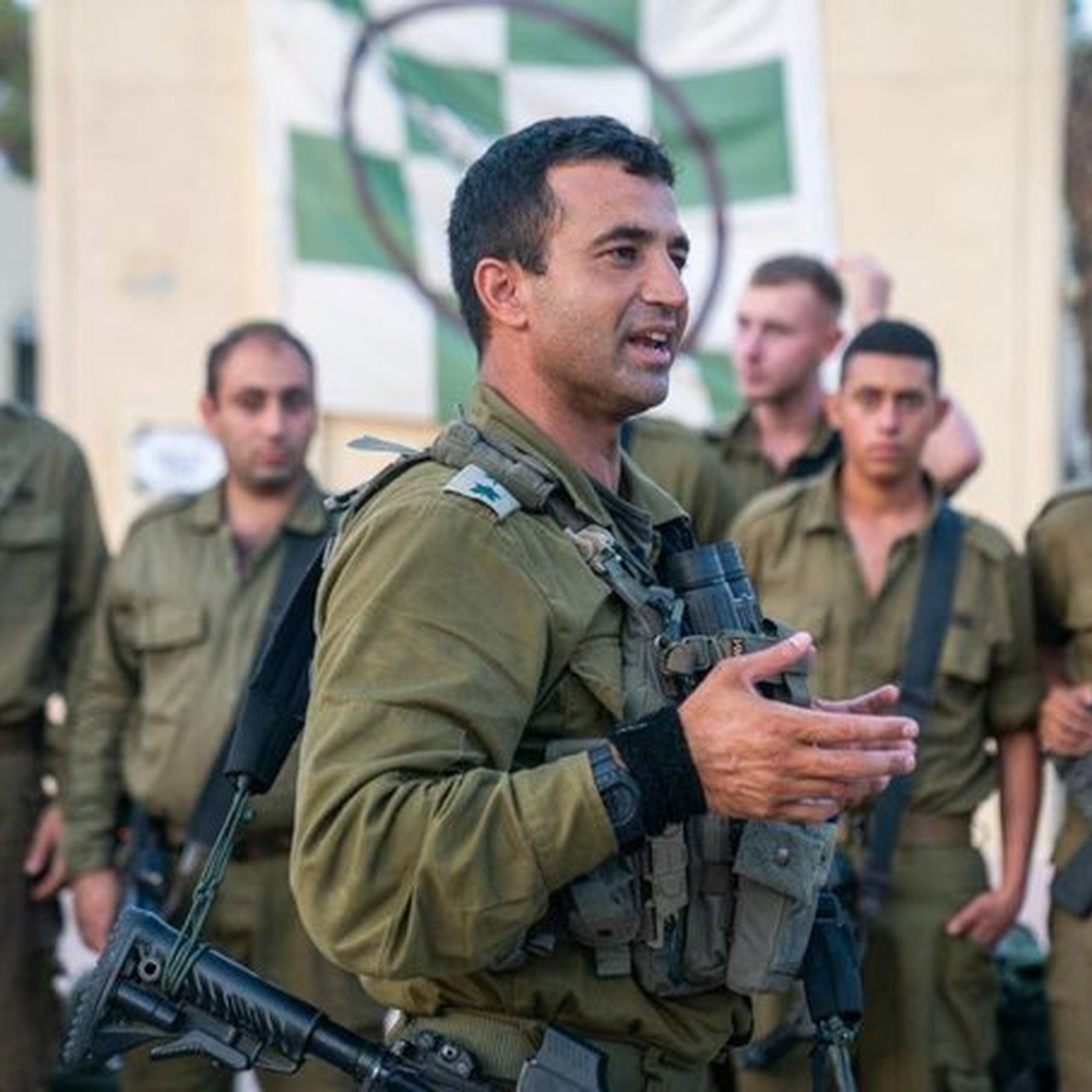 "חממי הוא דוגמה לאיך שמפקד צריך להיות" "חממי הוא דוגמה לאיך שמפקד צריך להיות"