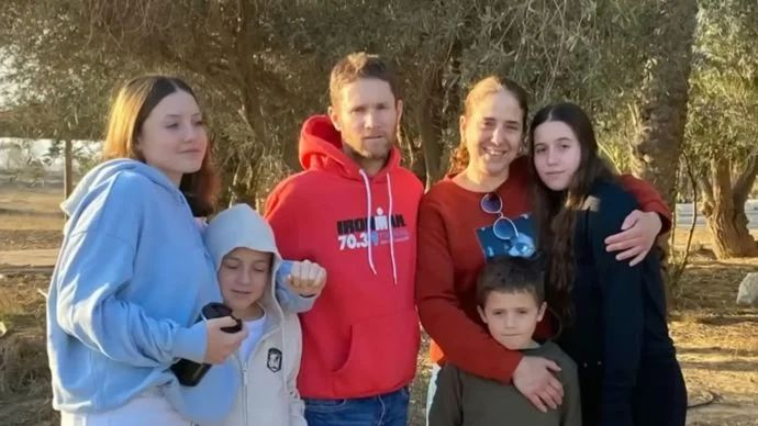 חן וילדיה אגם, גל וטל גולדשטיין-אלמוג שבו הביתה