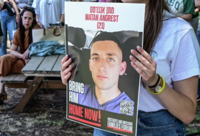 אימו של החטוף מתן אנגרסט על הסרטון שלו שמצאו בעזה