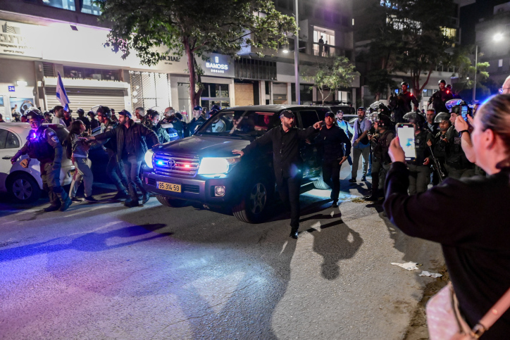 יום של הפגנות ועימותים: שרה נתניהו חולצה לאחר מצור על מספרתה