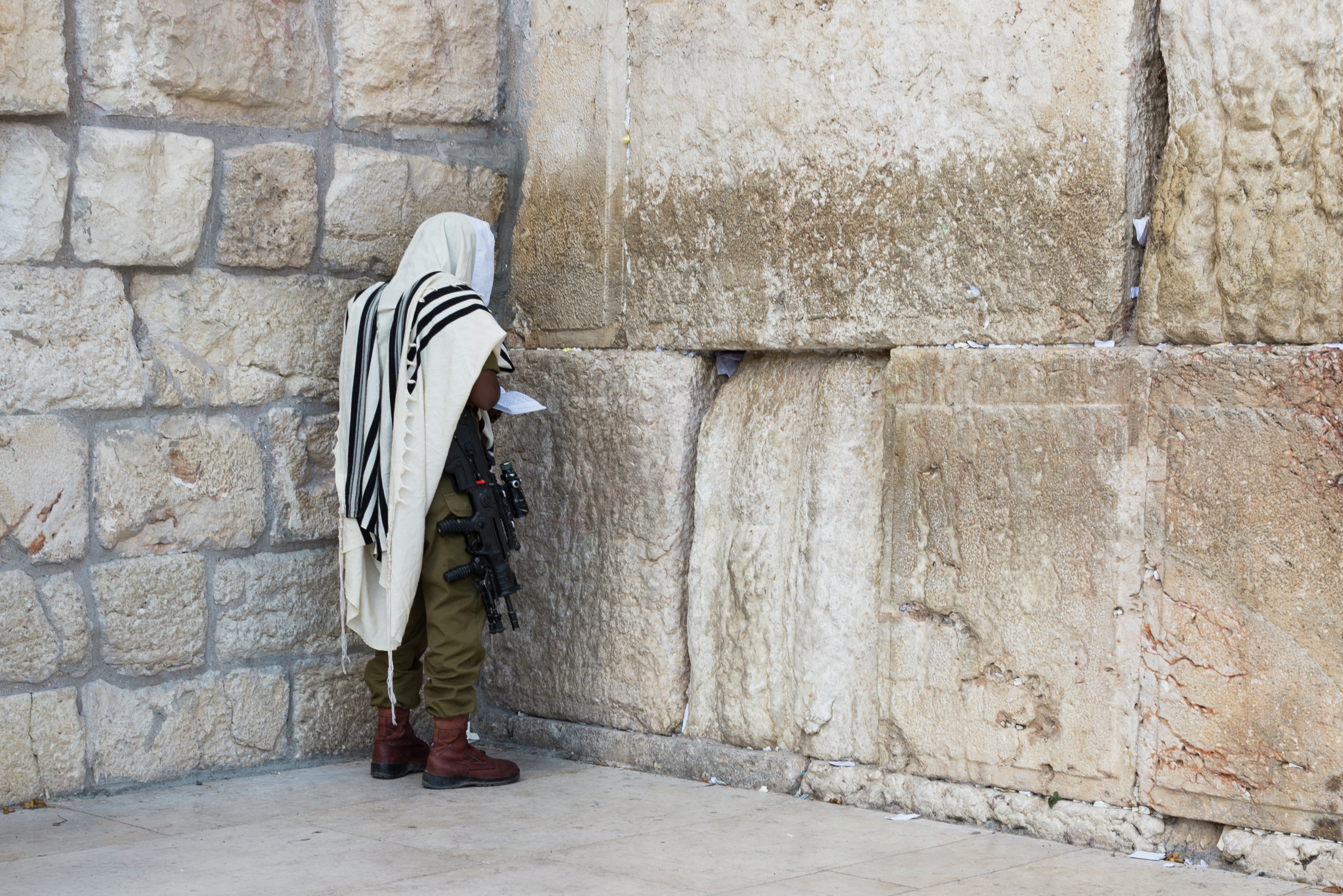 "אם התורה מצווה לצאת למלחמת מצווה - לוחמים ומתפללים"