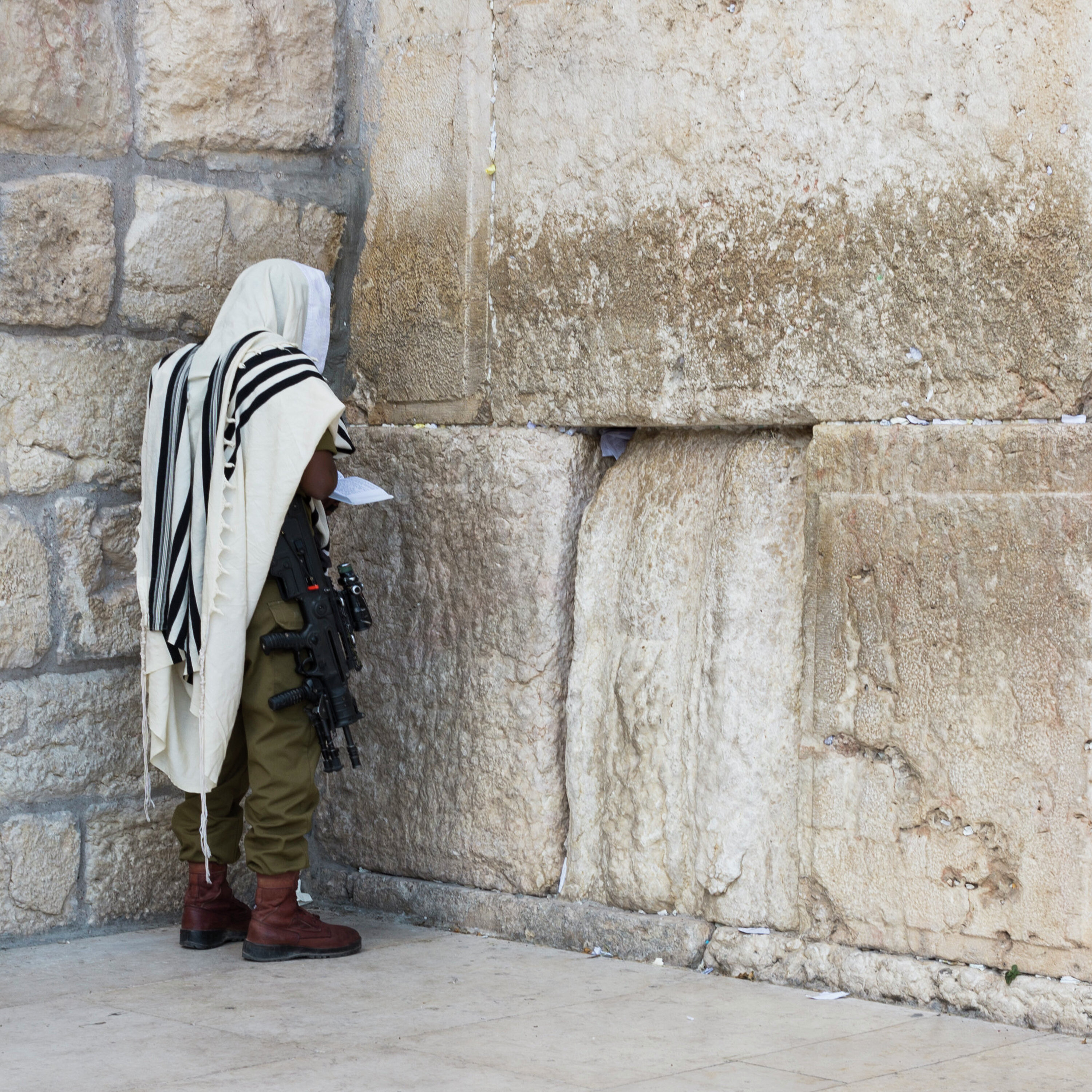 "אם התורה מצווה לצאת למלחמת מצווה - לוחמים ומתפללים" "אם התורה מצווה לצאת למלחמת מצווה - לוחמים ומתפללים"
