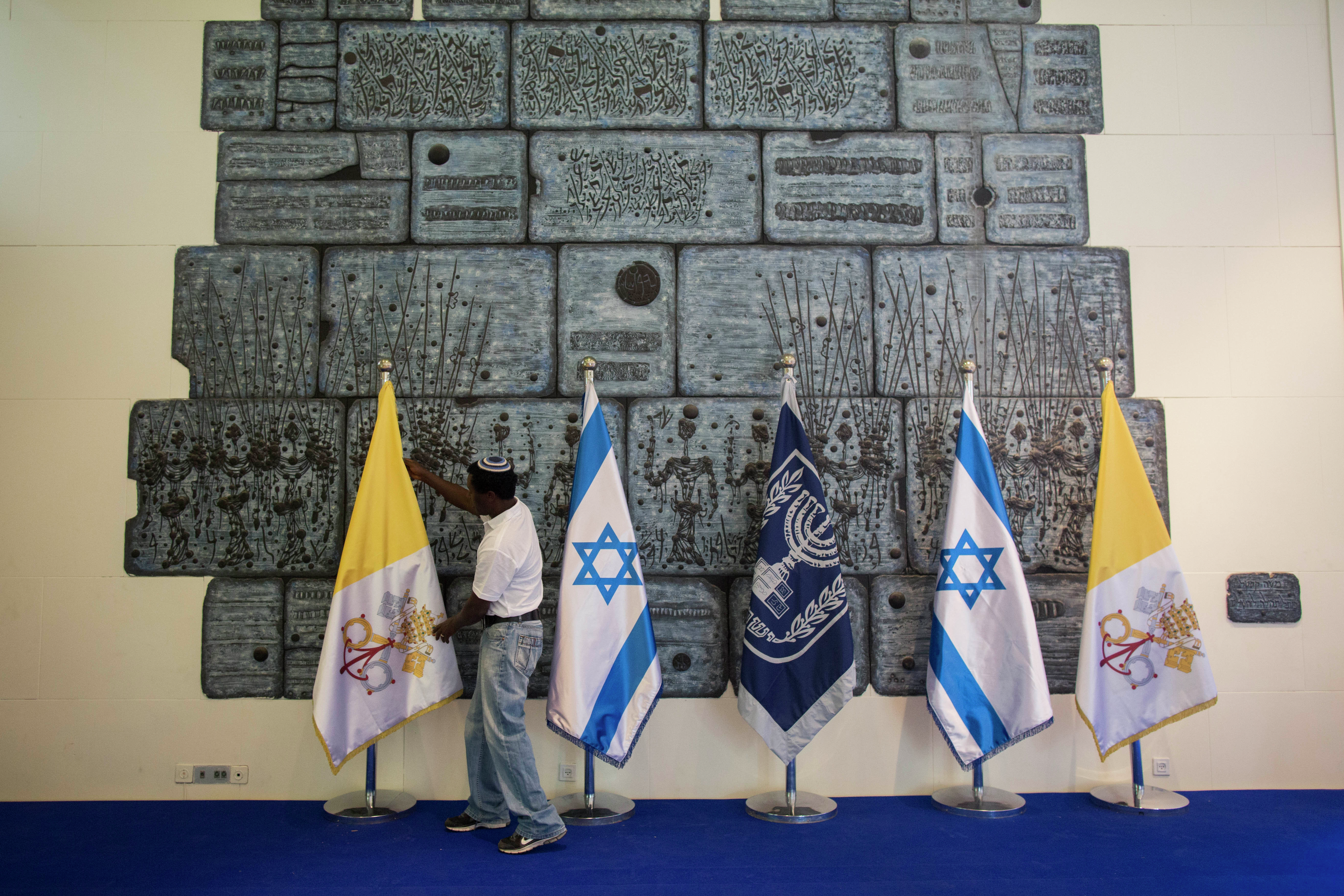 השגריר באו"ם דנון על הלווית האפיפיור