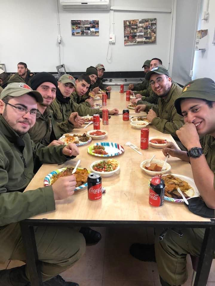 האחיות שמוכרות כ"דודות": רחל ומרים מתנדבות במיזם "טעימא" ומבשלות ללוחמים