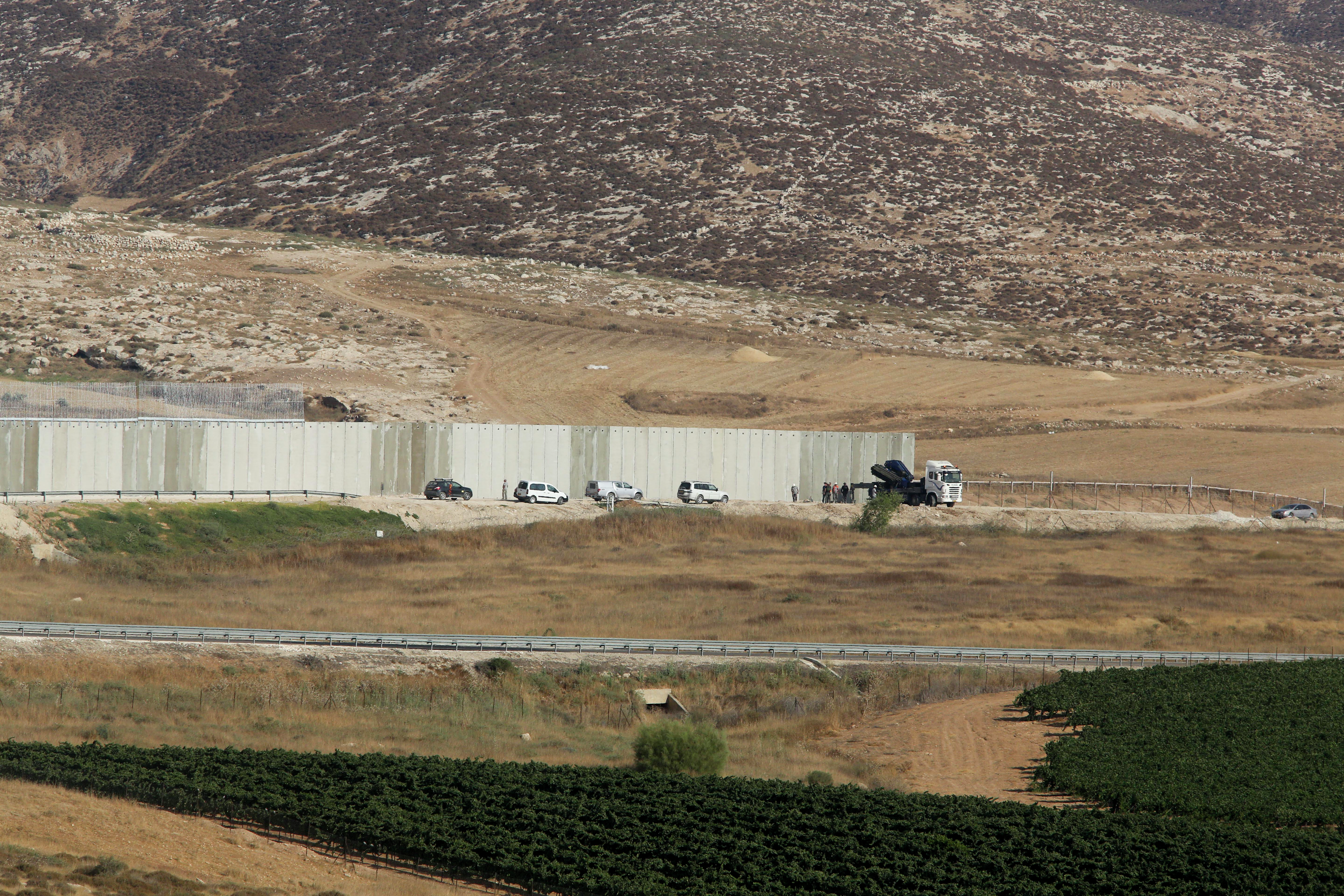 גדר פרוצה, ושב"חים שבאים במיוחד: כתבתנו עם הישראלים שמתגוררים בסמוך למעבר  תרקומיא episode artwork