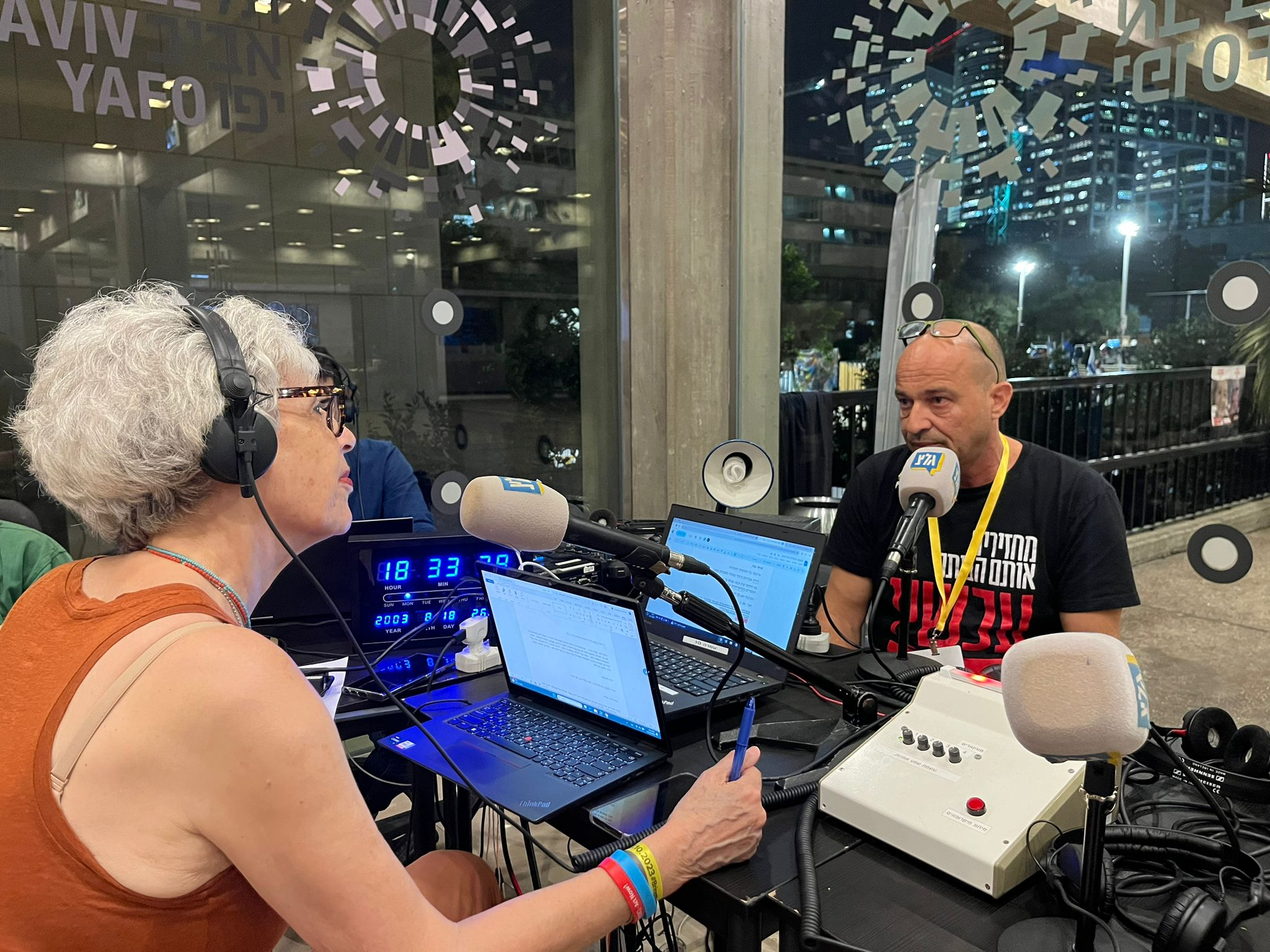 "החיים נעצרו": בני משפחת מונדר עדיין בעזה