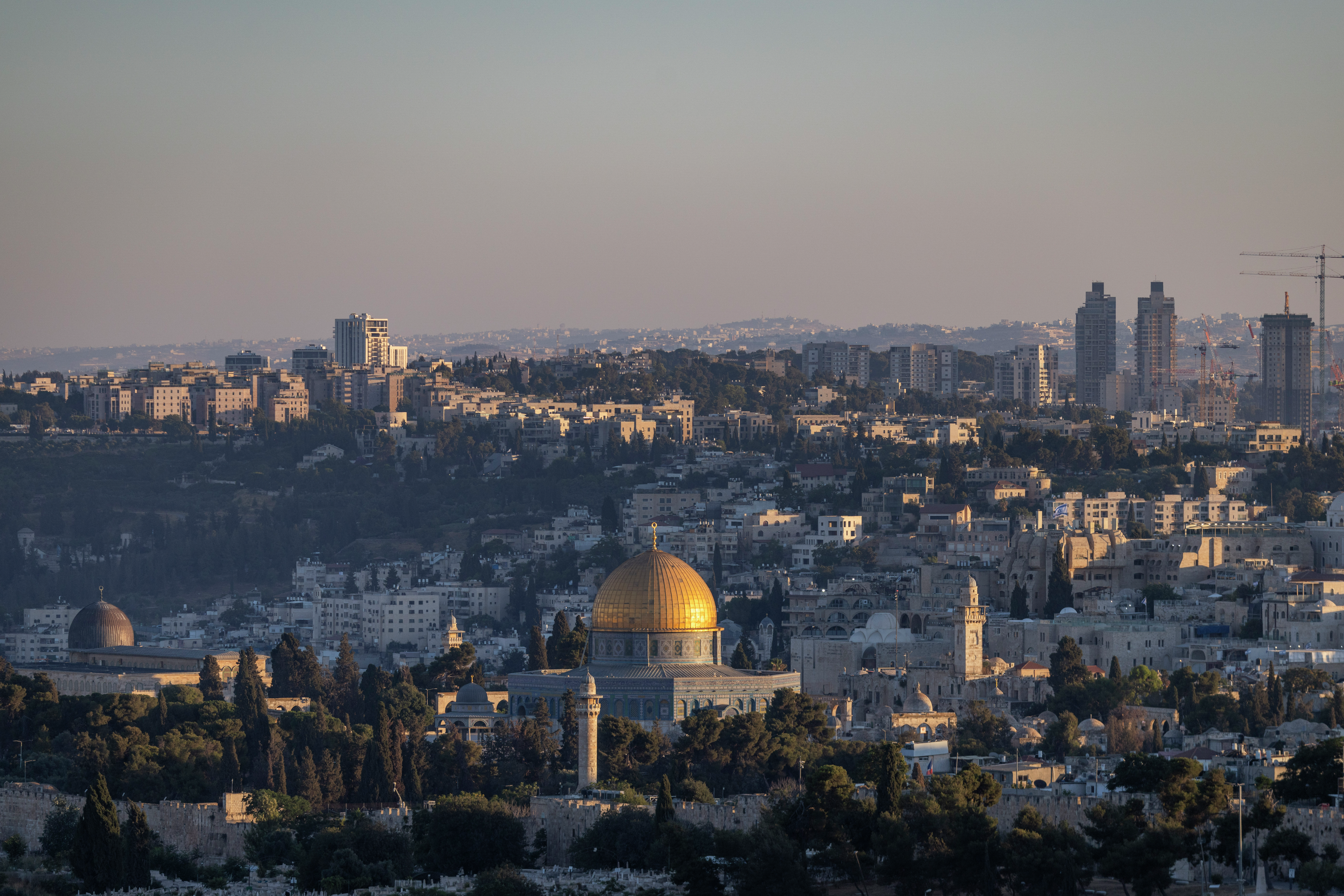 המשטרה אישרה ל-15 מתפללים יהודים לעלות להר הבית episode artwork