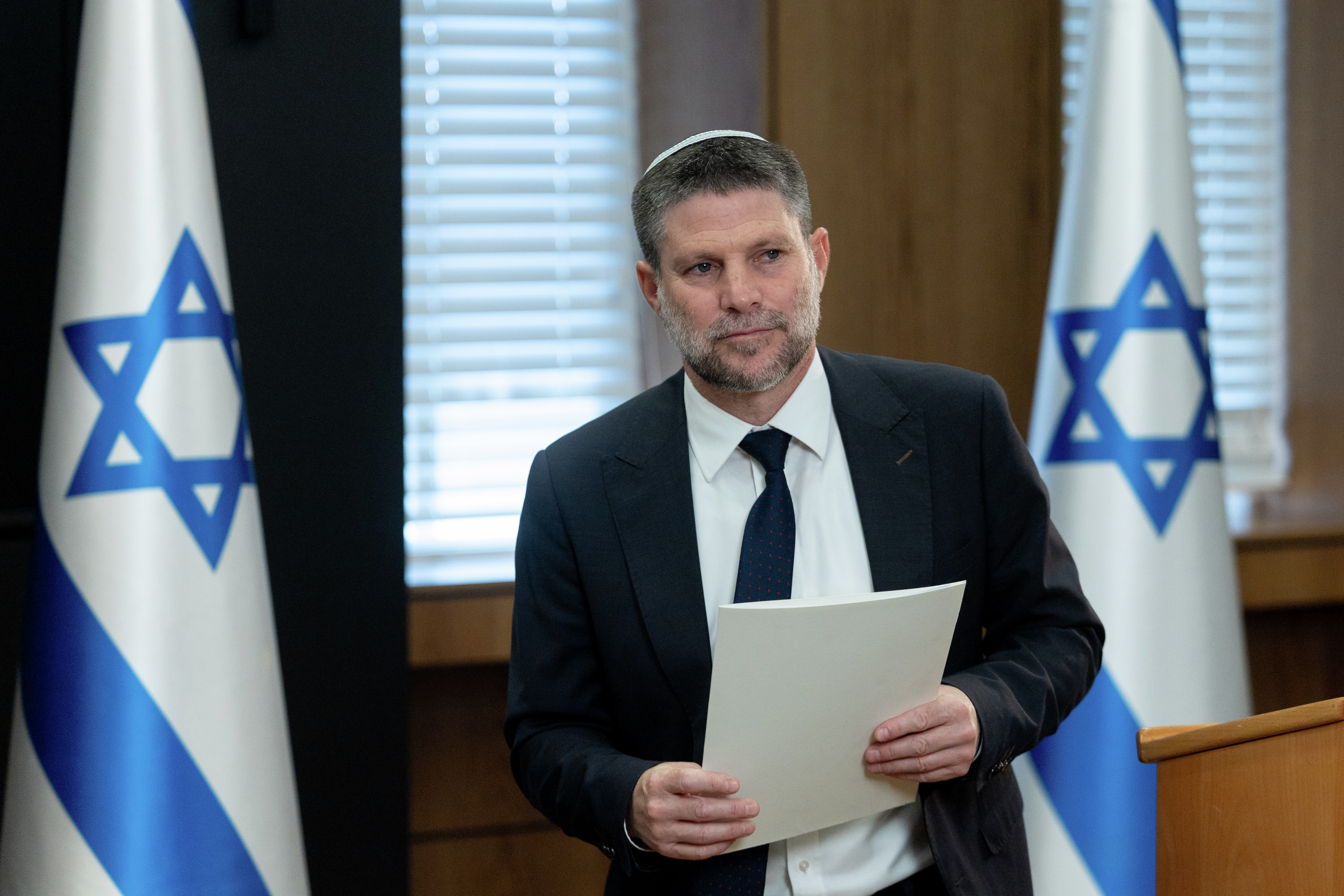 "הוא לוקח אותם כבני ערובה" episode artwork