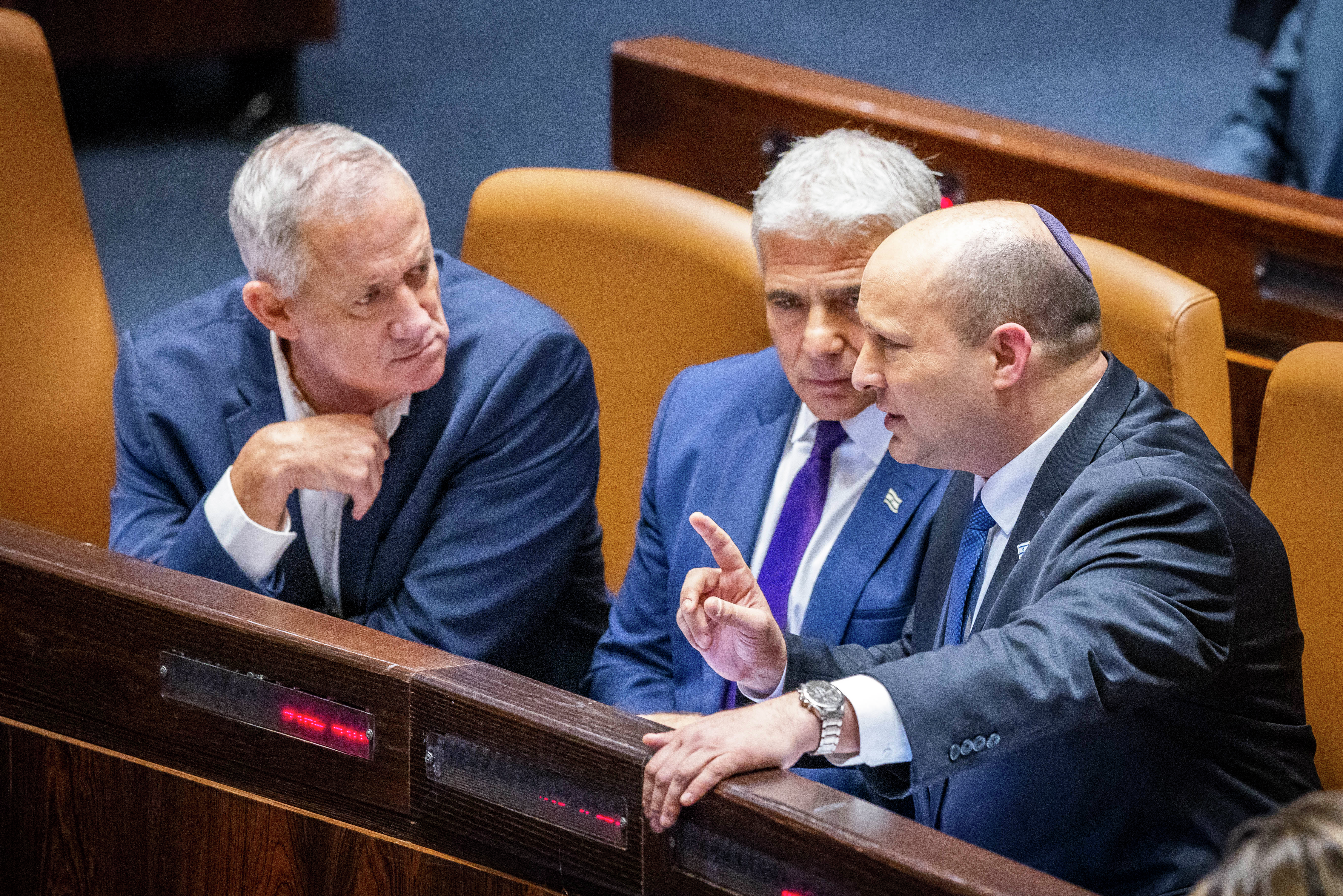 גנץ: "בנט ולפיד דאגו לעצמם פוליטית"