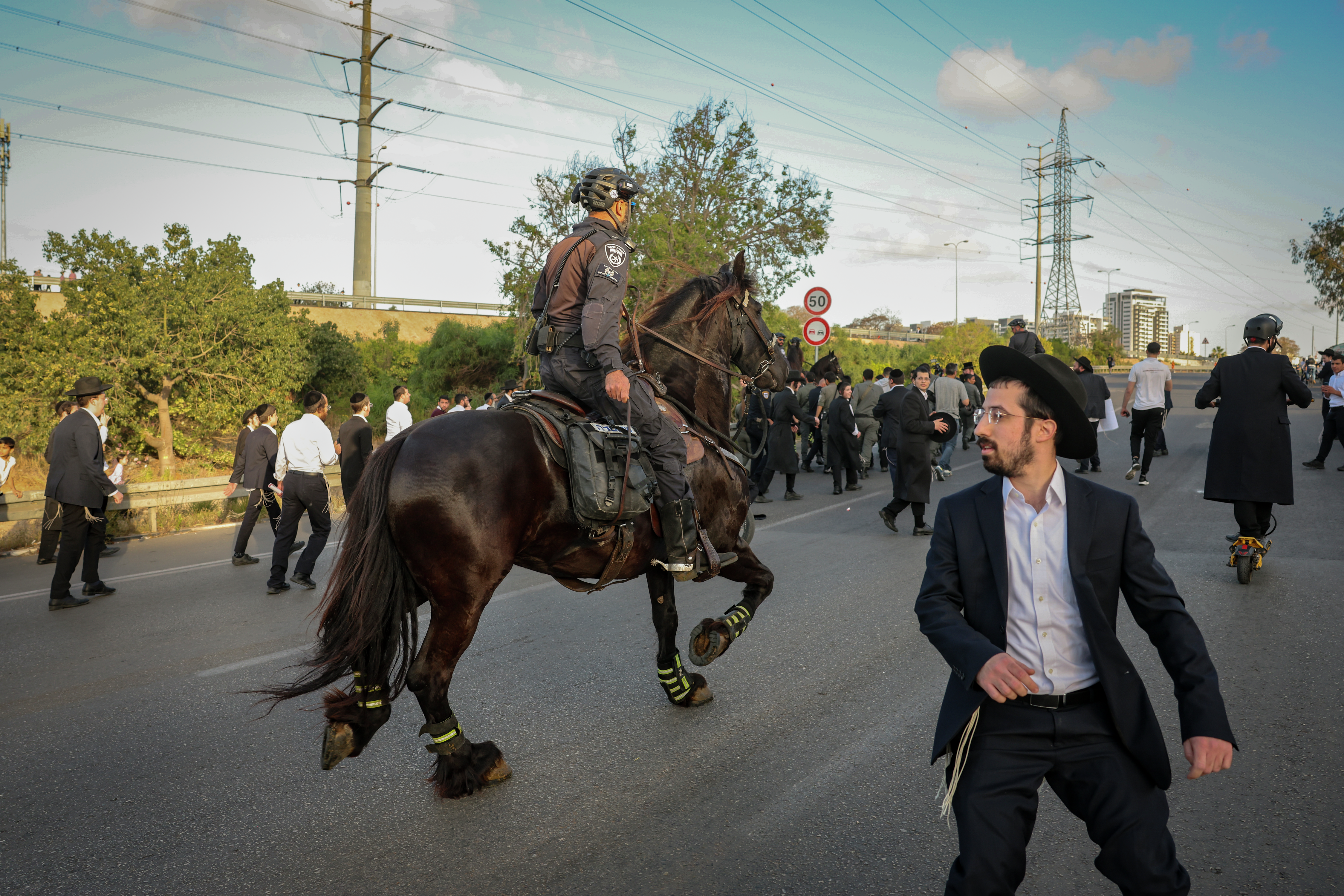 "עובדי רשות המיסים עברו לינץ' בבני ברק" episode artwork