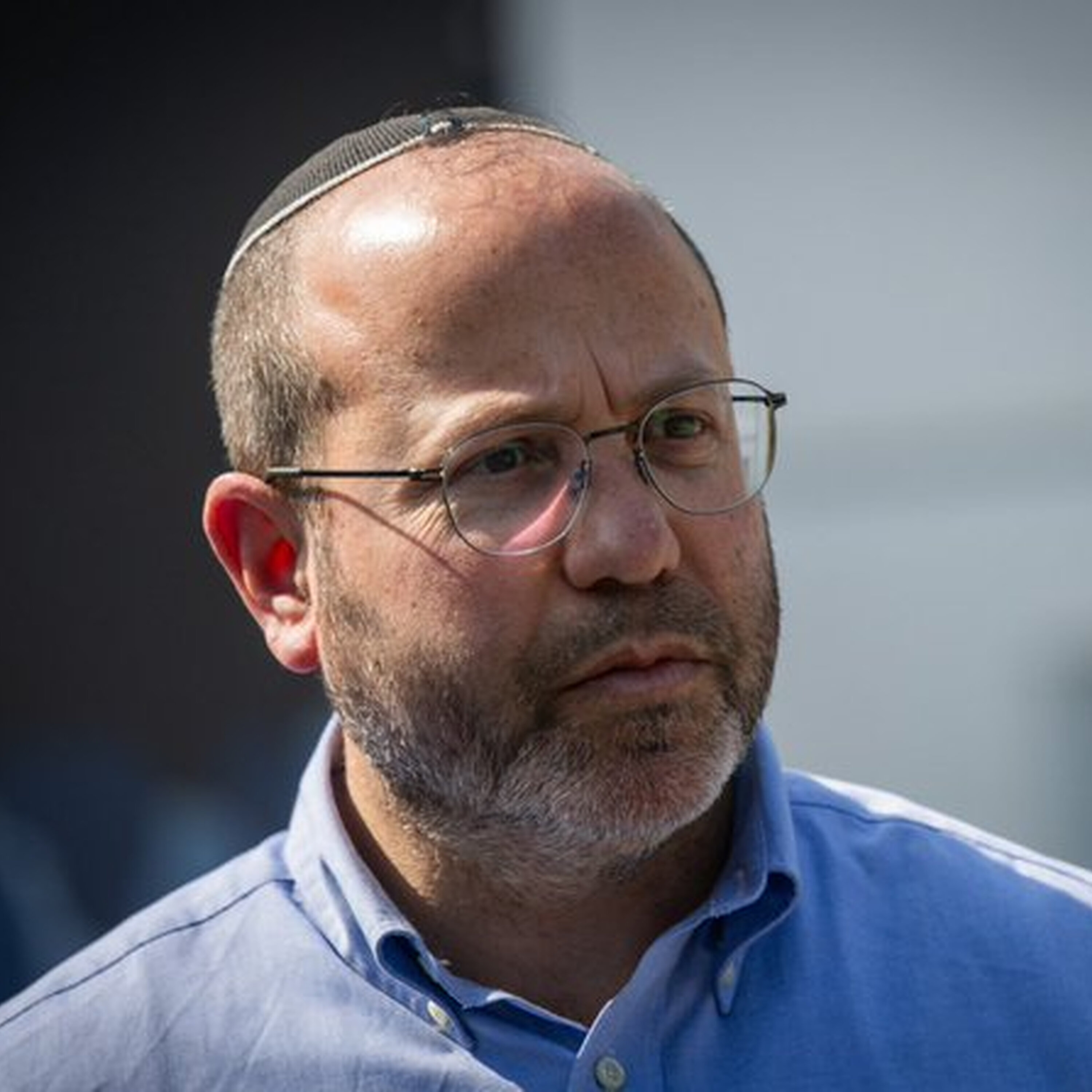 "איתן קם בבוקר עם חיוך" "איתן קם בבוקר עם חיוך"