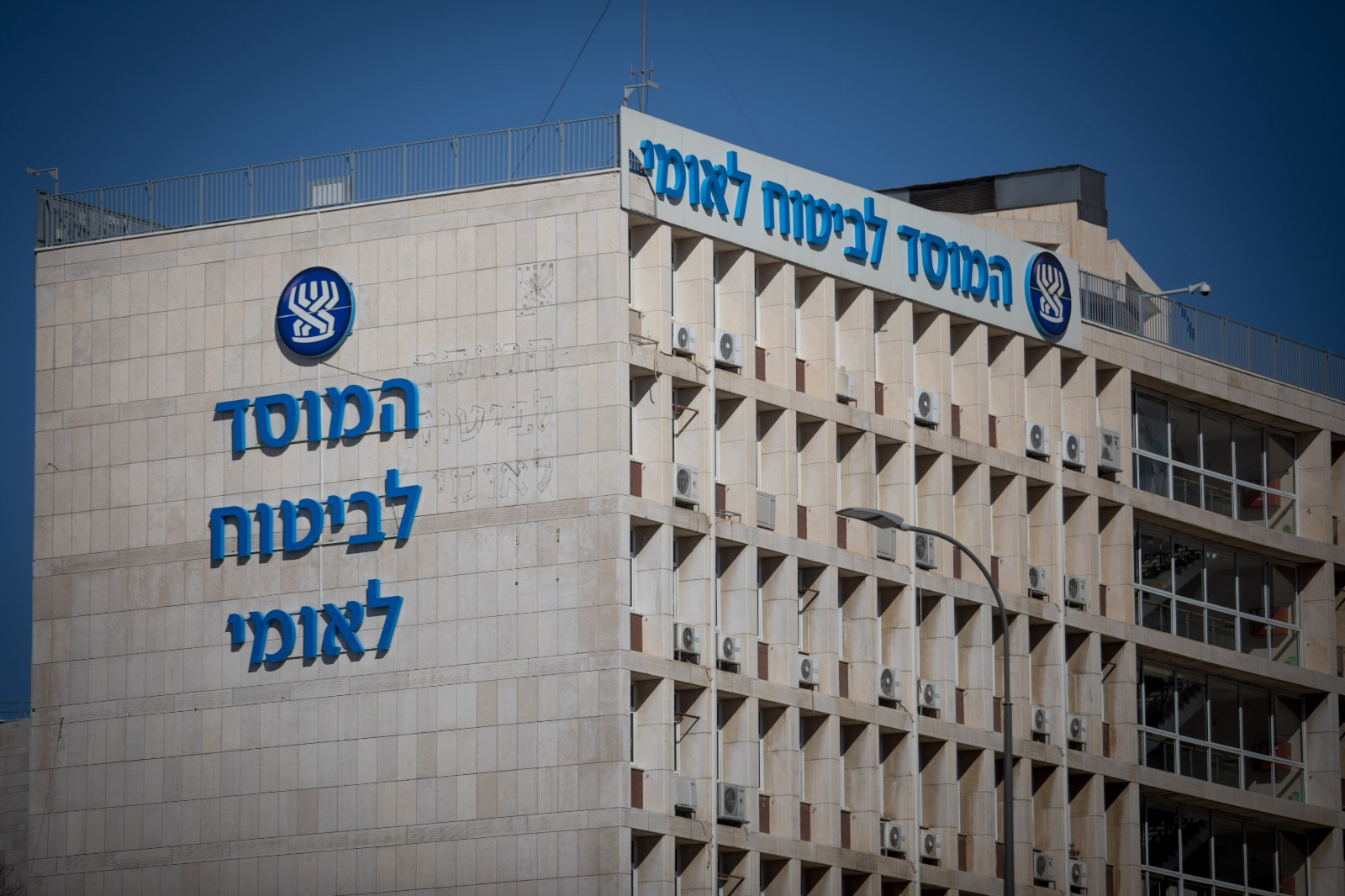 פגיעה בזכויות העובדים הזרים: חברות הסיעוד מספקות תלושים בעברית בלבד