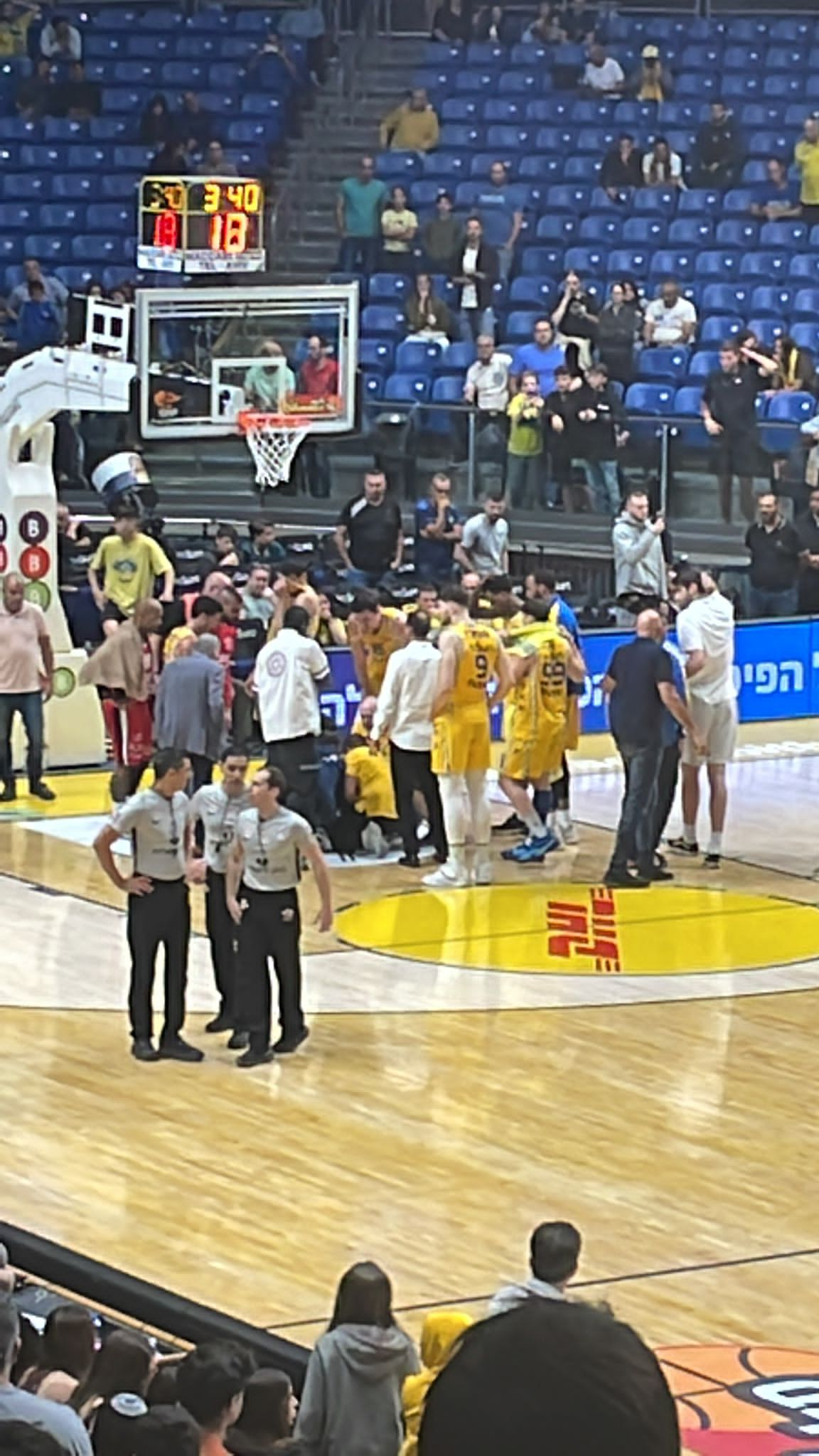 במהלך המשחק: שחקן הכדורסל אנטה ז'יז'יץ נחבל בראשו ופונה לביה"ח