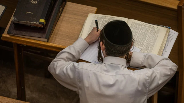 רשמים בחברה החרדית מקצים מקומות לתלמידים מזרחים episode artwork