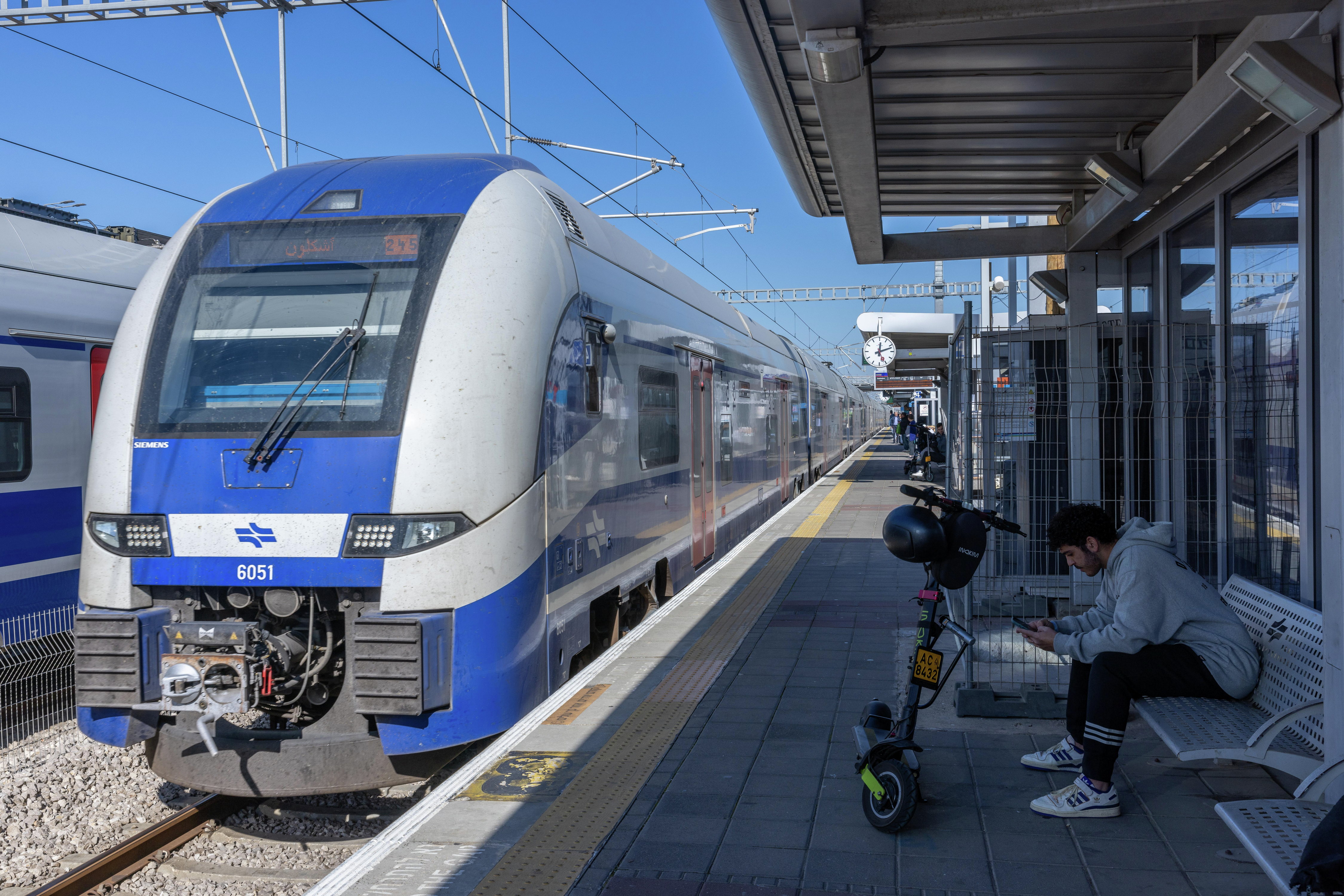 נוסעים ברכבת ישראל מתלוננים: אין קליטה | יהיה בסדר, 16.07.2025 episode artwork