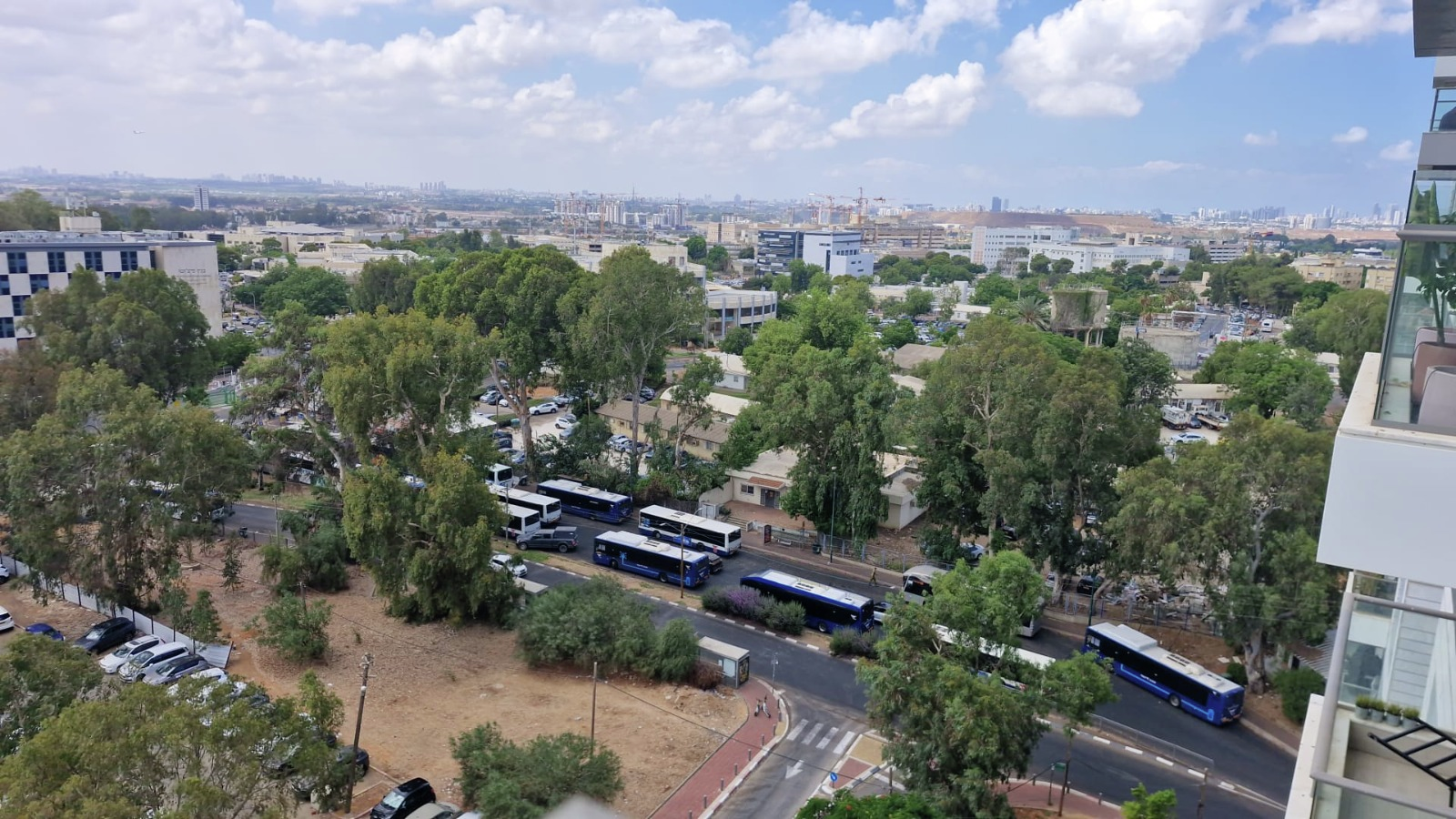 רעש, עומס כבד, חסימות וזיהום: תושבים ברמת גן מתלוננים על מסוף אוטובוסים | יהיה בסדר, 05.08.2025 episode artwork