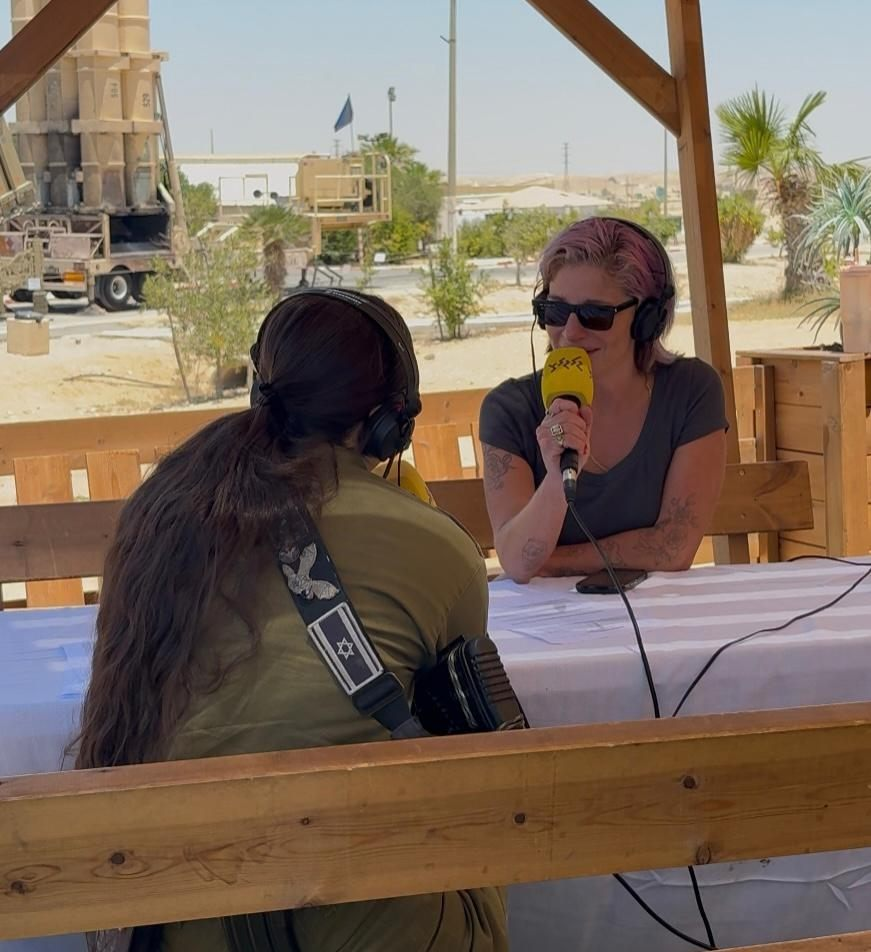 דלית רצ׳שטר בשידור חוץ מביה״ס להגנה אווירית ״ביסלא 883״