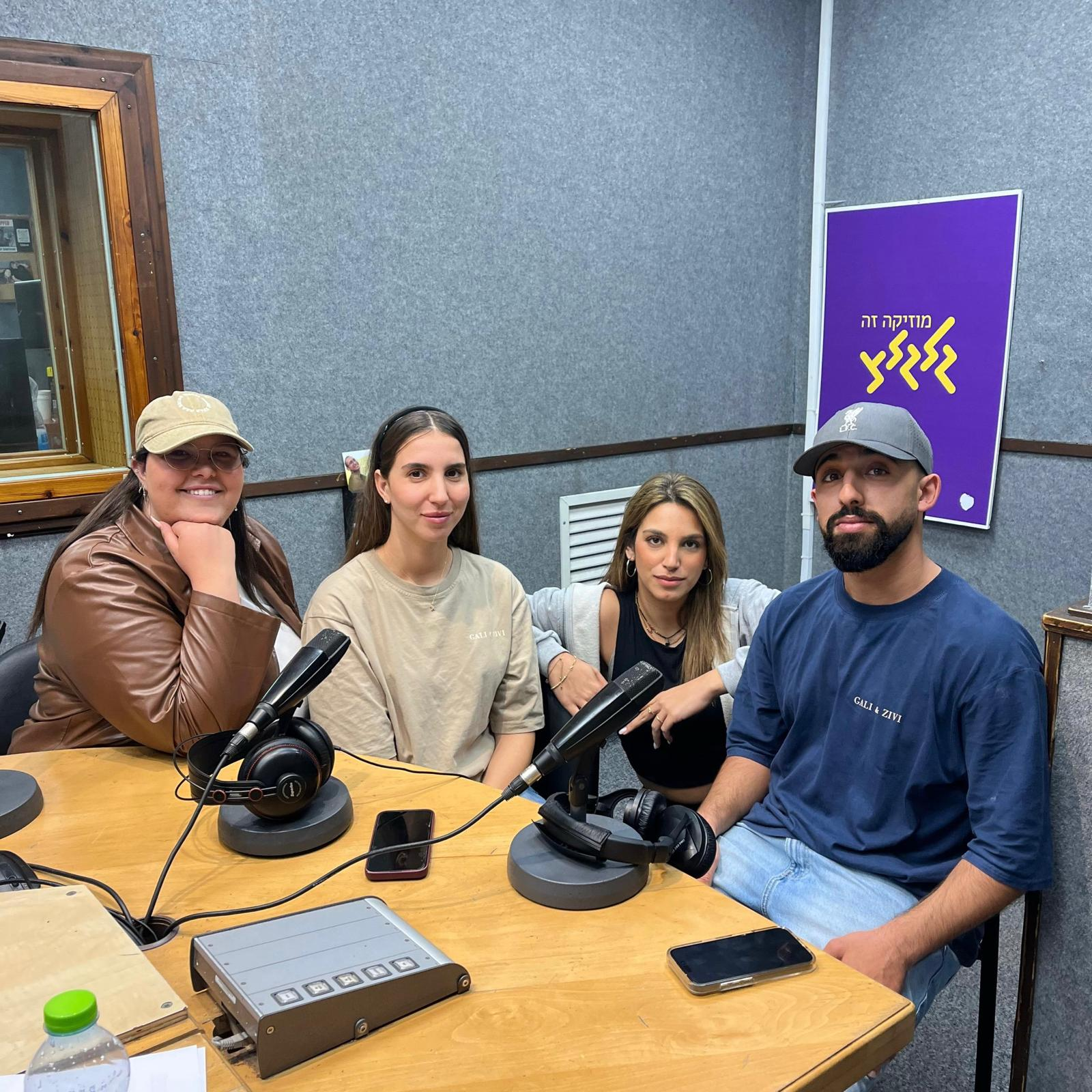 קבלת שבת עם משפחות החטופים: גוני כהן מארחת את החברים של גלי וזיו ברמן