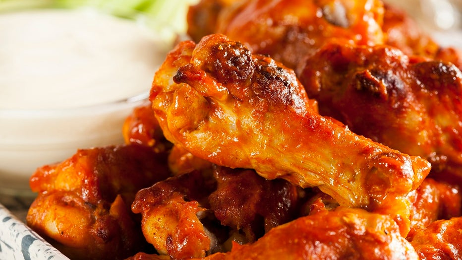 Woman calls 911... to order hot wings