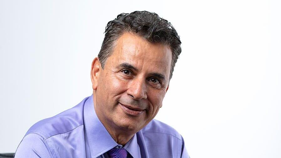 משחקות באש תחת אש - נאדר בוטו