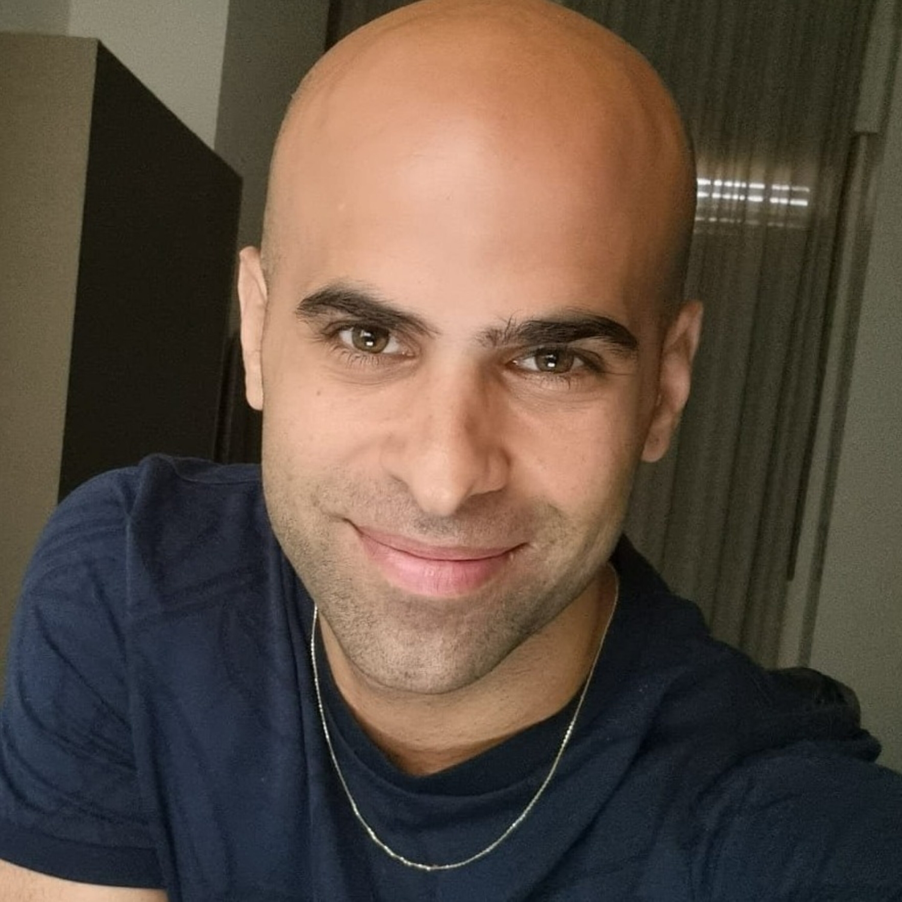 משחקות באש תחת אש - צביקה עינב