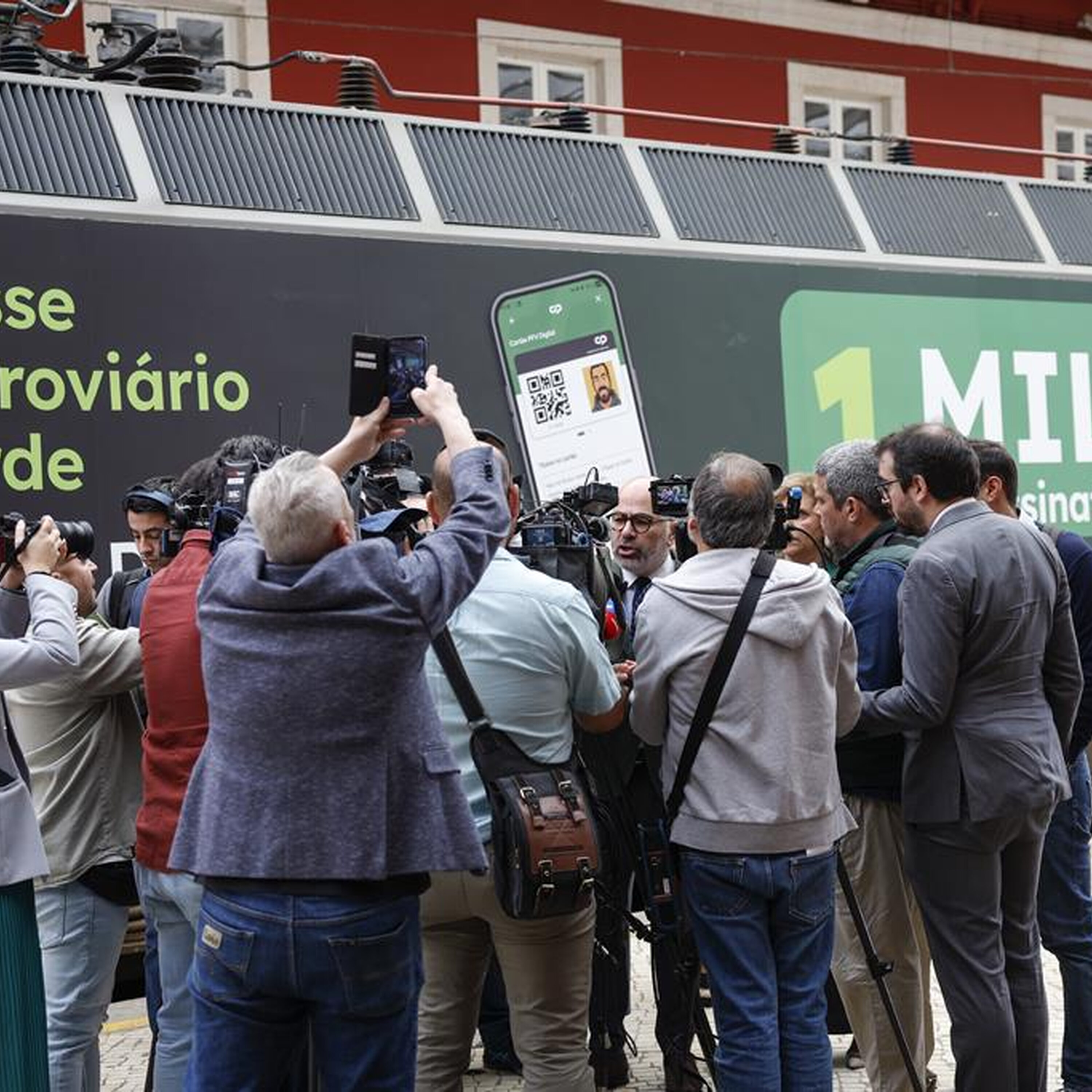 Propaganda nos comboios, entre subsídios para a procura e autocarros de substituição