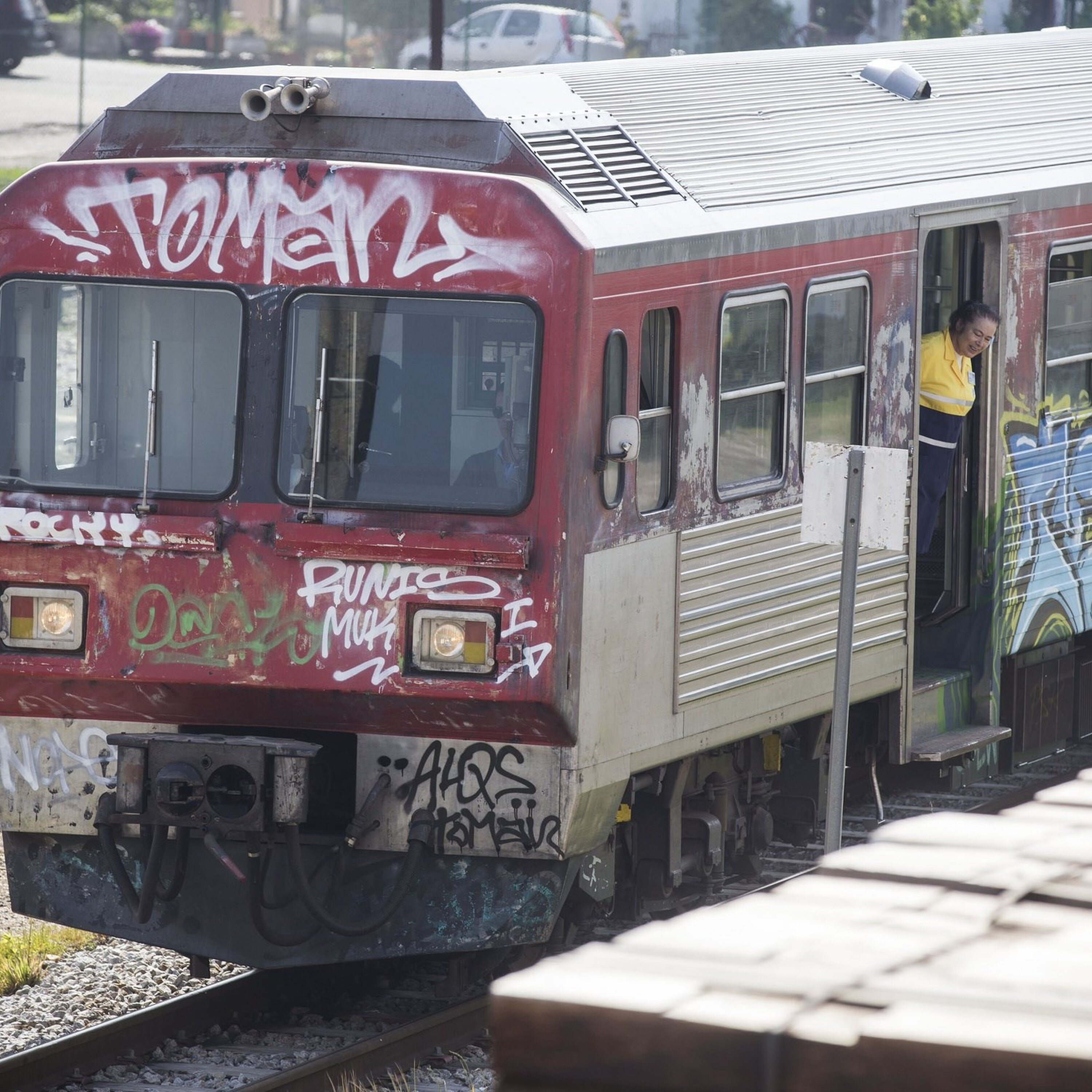“Turismo de grafitagem” mancha comboios da CP à boleia das penas leves