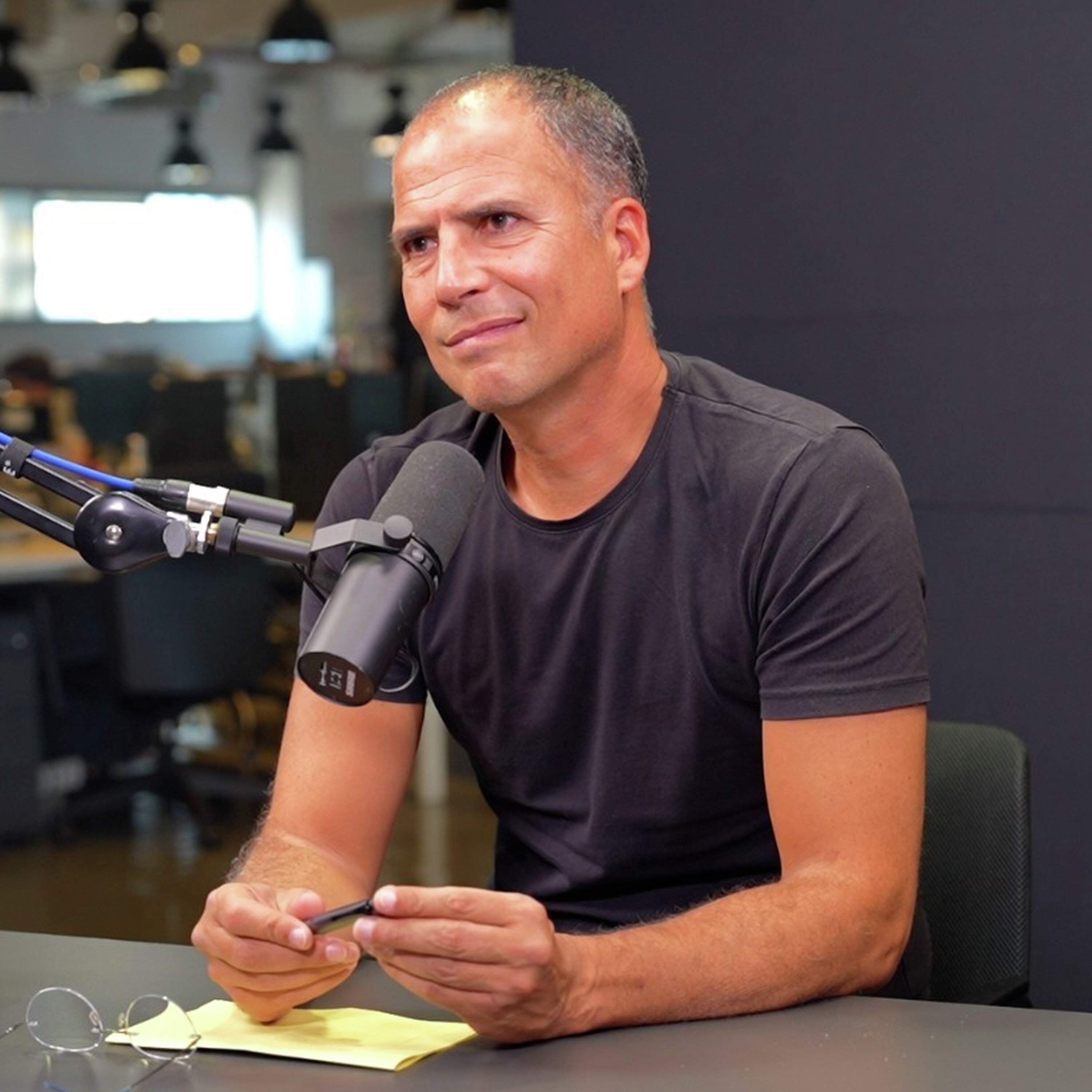 Ricardo Araújo Pereira no novo podcast de Ana Sá Lopes. Ouça a estreia de “O Que Fazer Quando Tudo Arde”